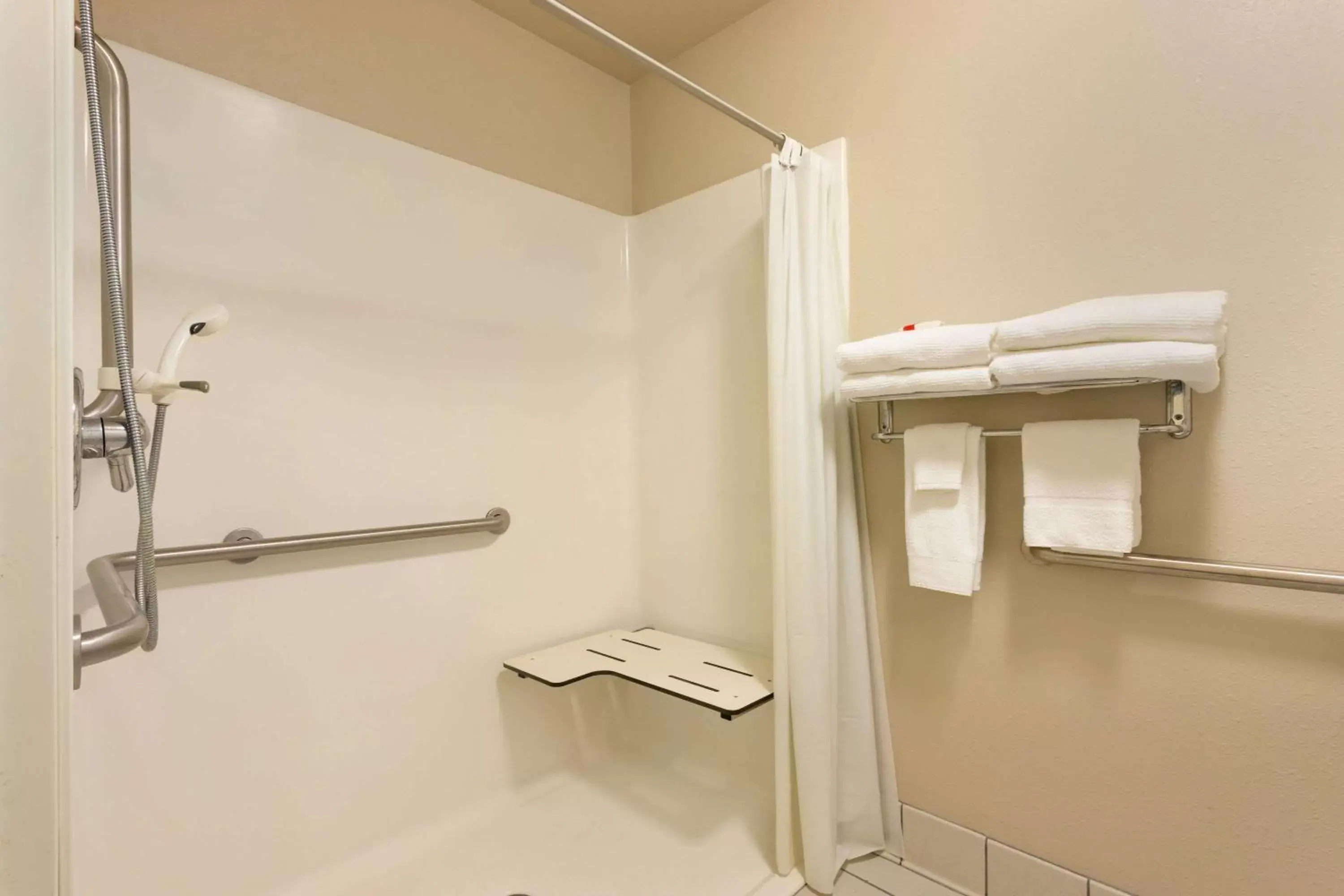 Deluxe Queen Room - Mobility Access/Non-Smoking in Travelodge by Wyndham Marysville Deluxe Queen Room - Mobility Access/Non-Smoking in Travelodge by Wyndham Marysville