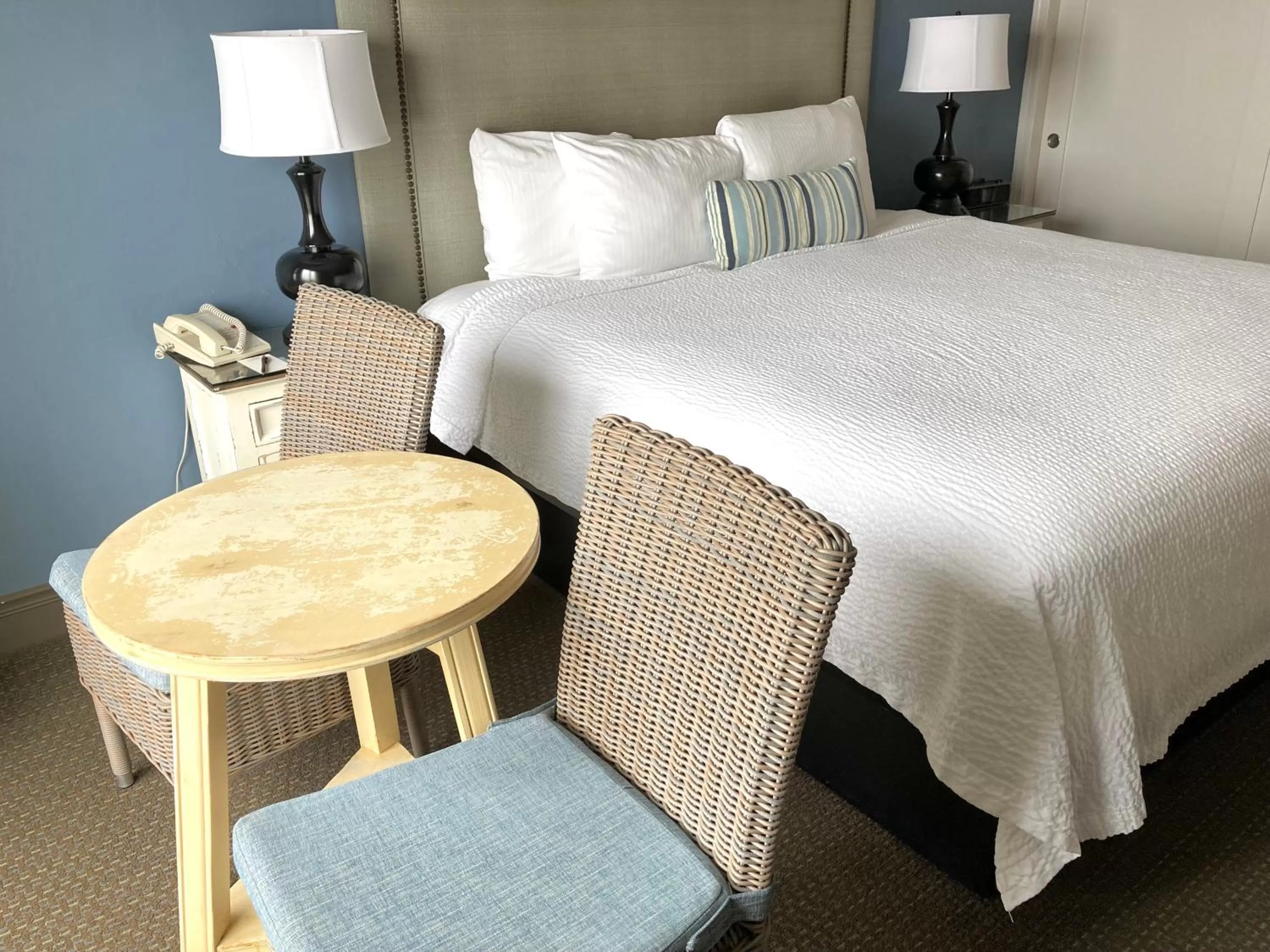 Bed in Sand Pebbles Inn