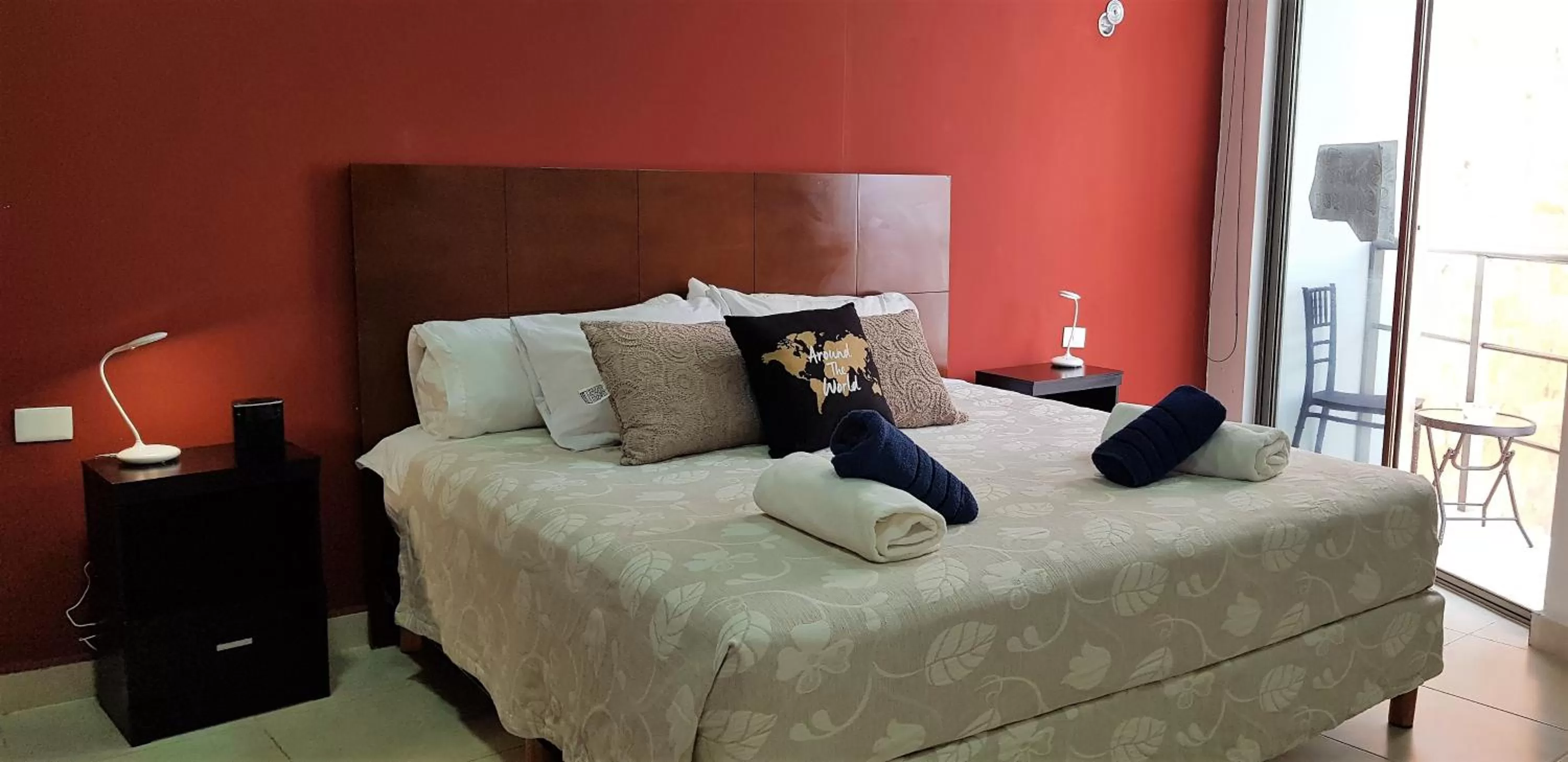 Photo of the whole room, Bed in Suite Isla Mujeres