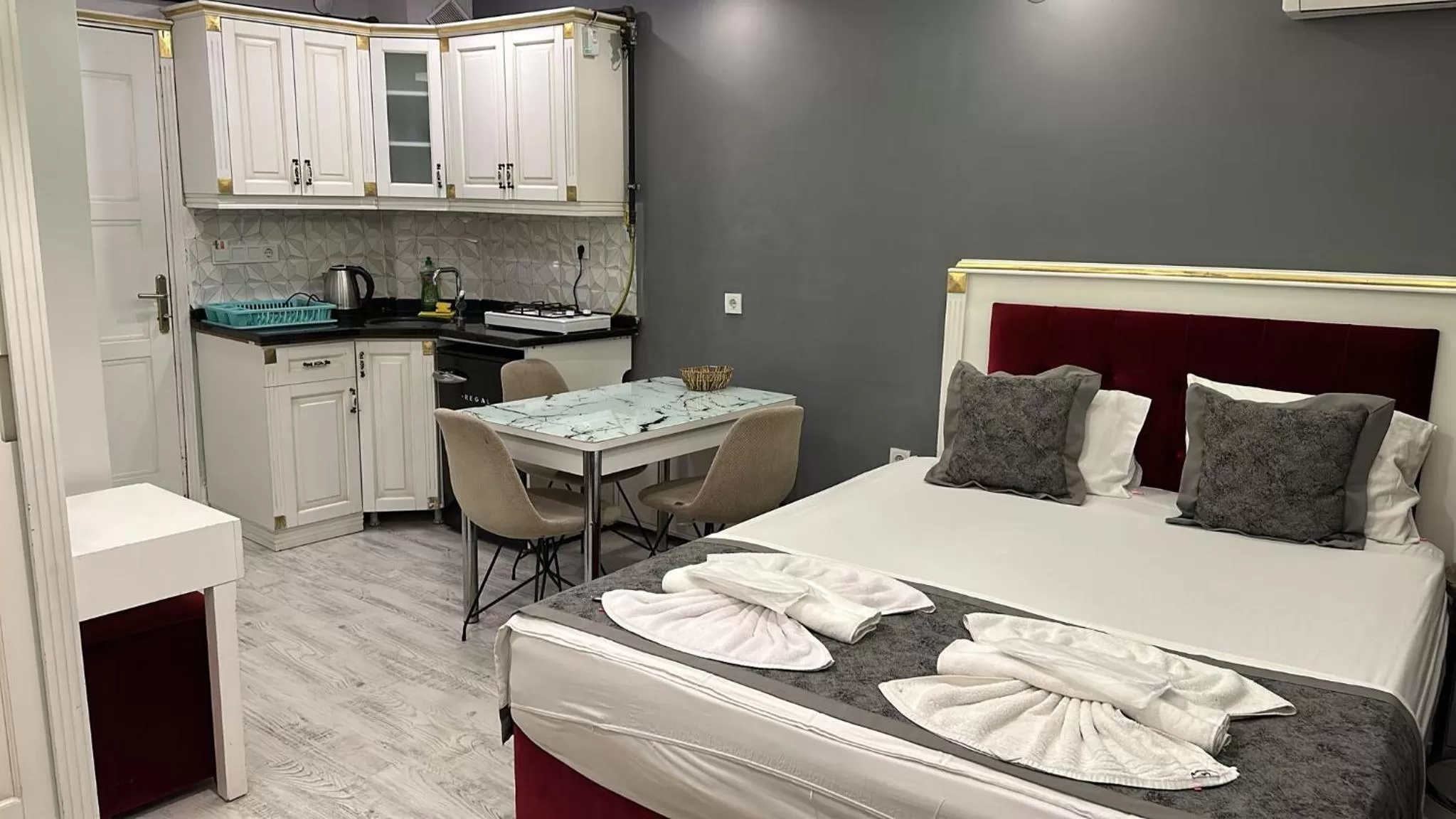 Kitchen/Kitchenette in Arat Apartments