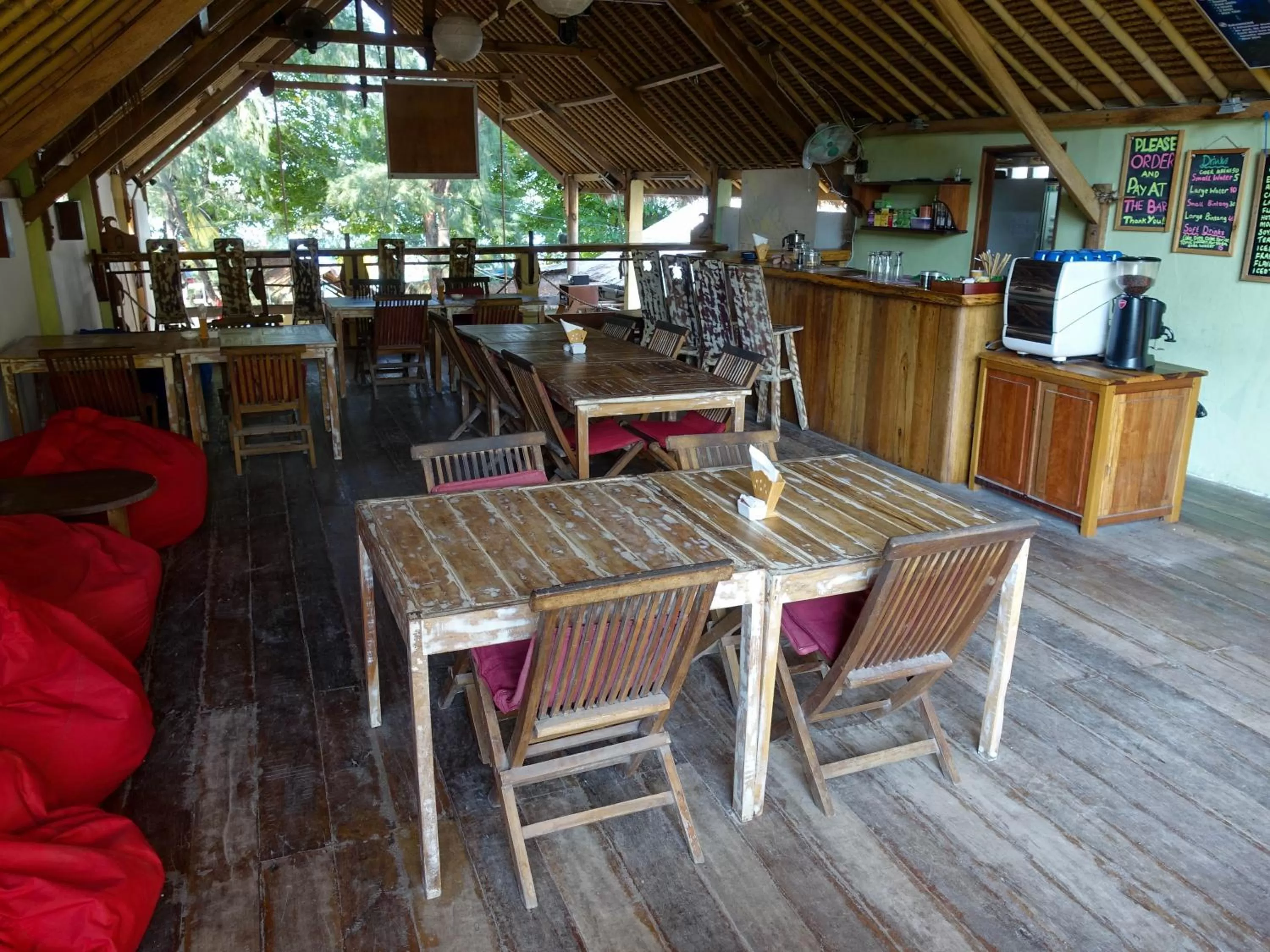 Restaurant/Places to Eat in Gili Divers Hotel