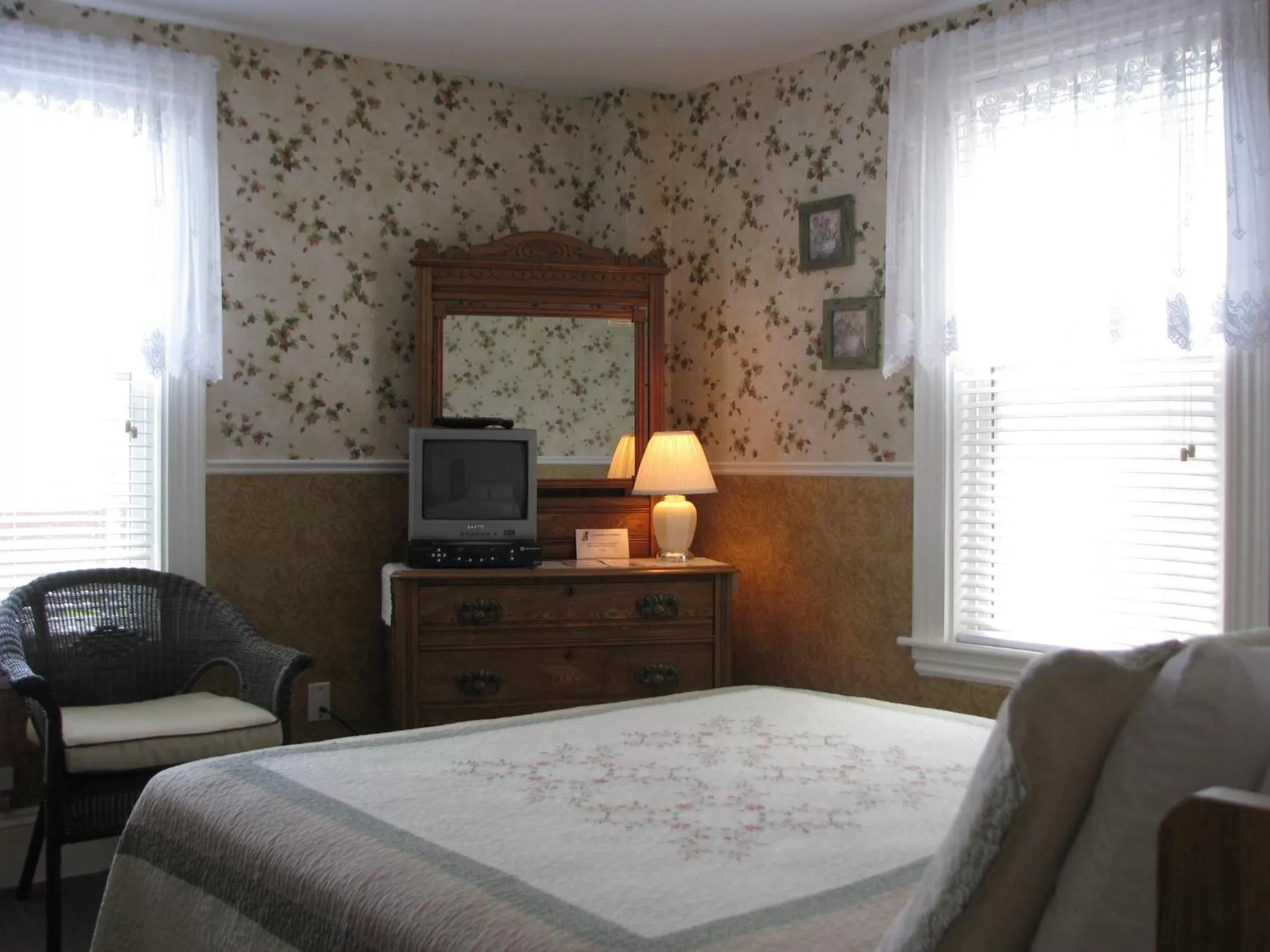 Photo of the whole room, Bed in Bayside Inn
