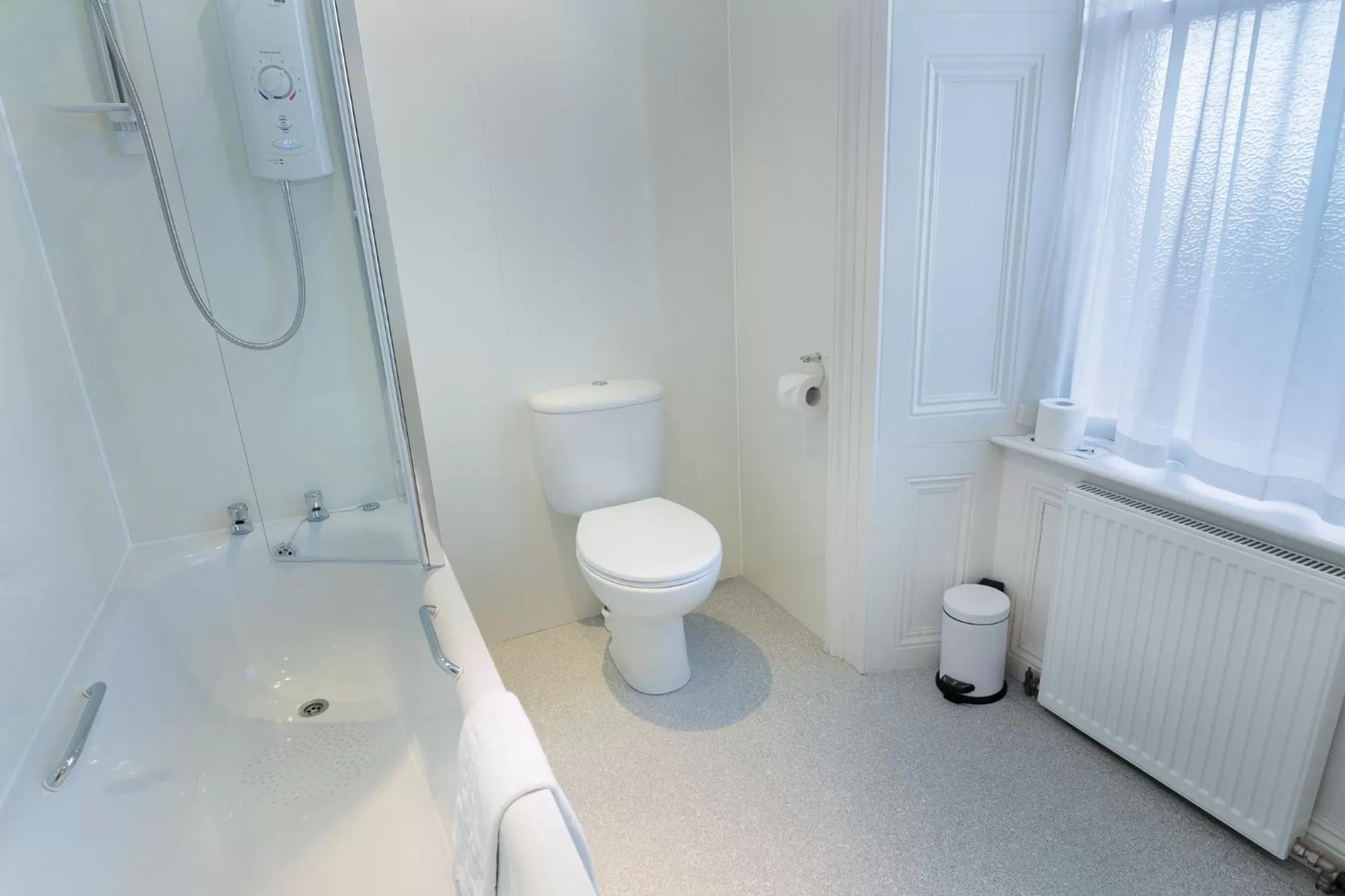 Bathroom in Laichmoray Hotel