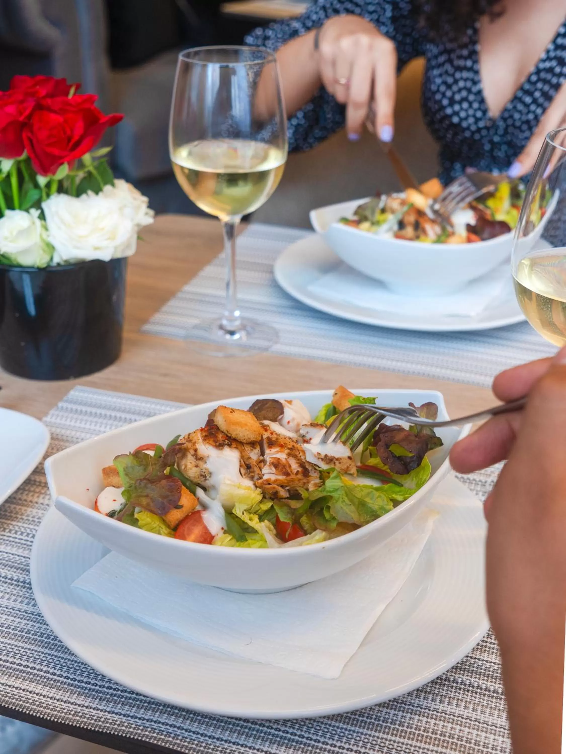 Restaurant/places to eat in Kenzi Basma