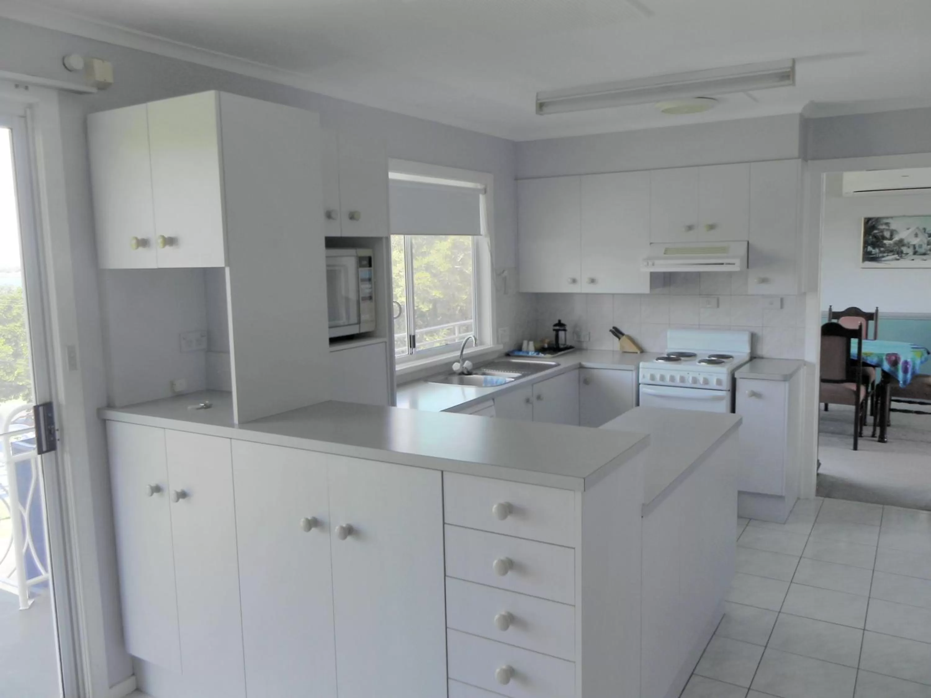 Kitchen or kitchenette in Leisure-Lee Holiday Apartments