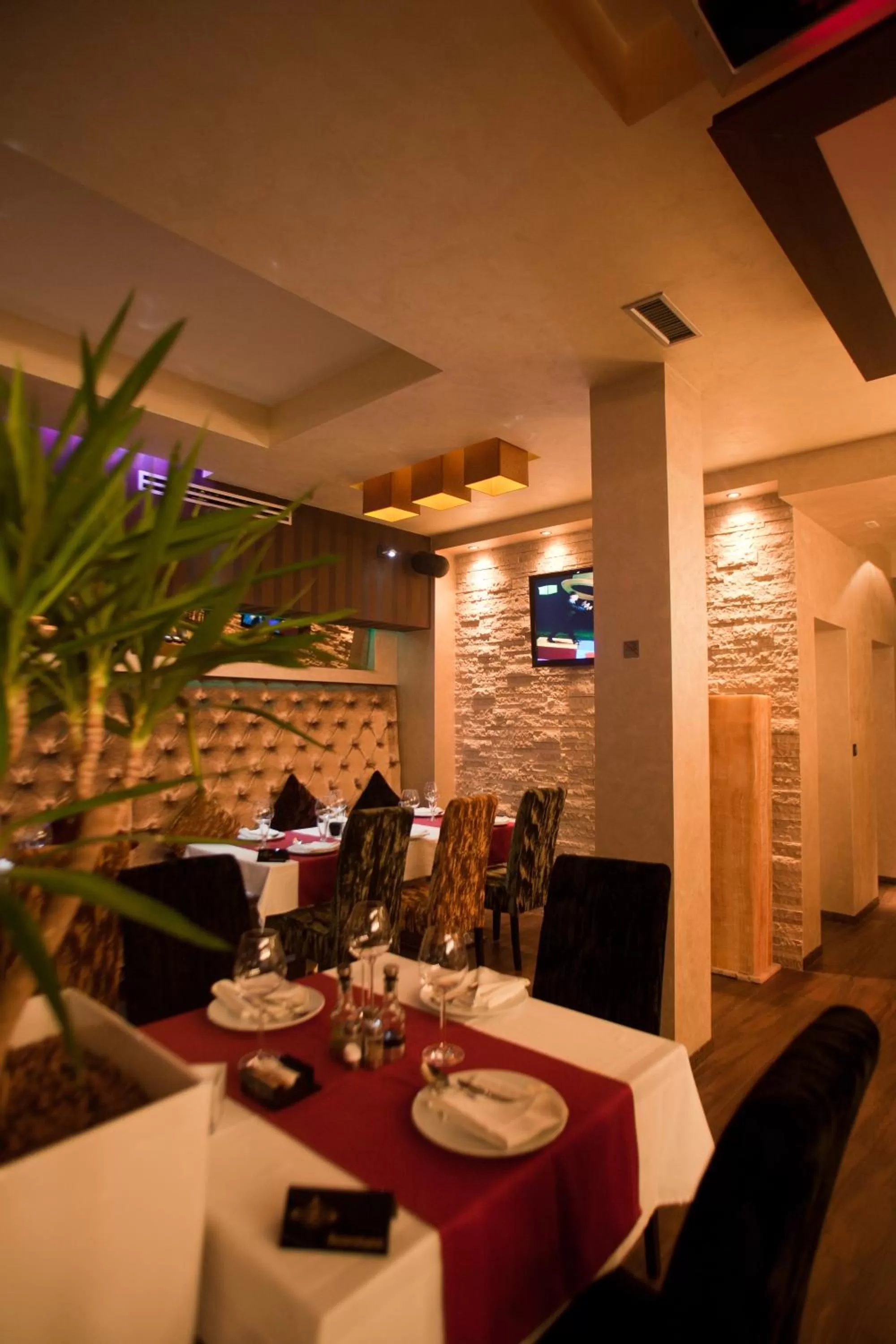 Restaurant/Places to Eat in Hotel Luka's