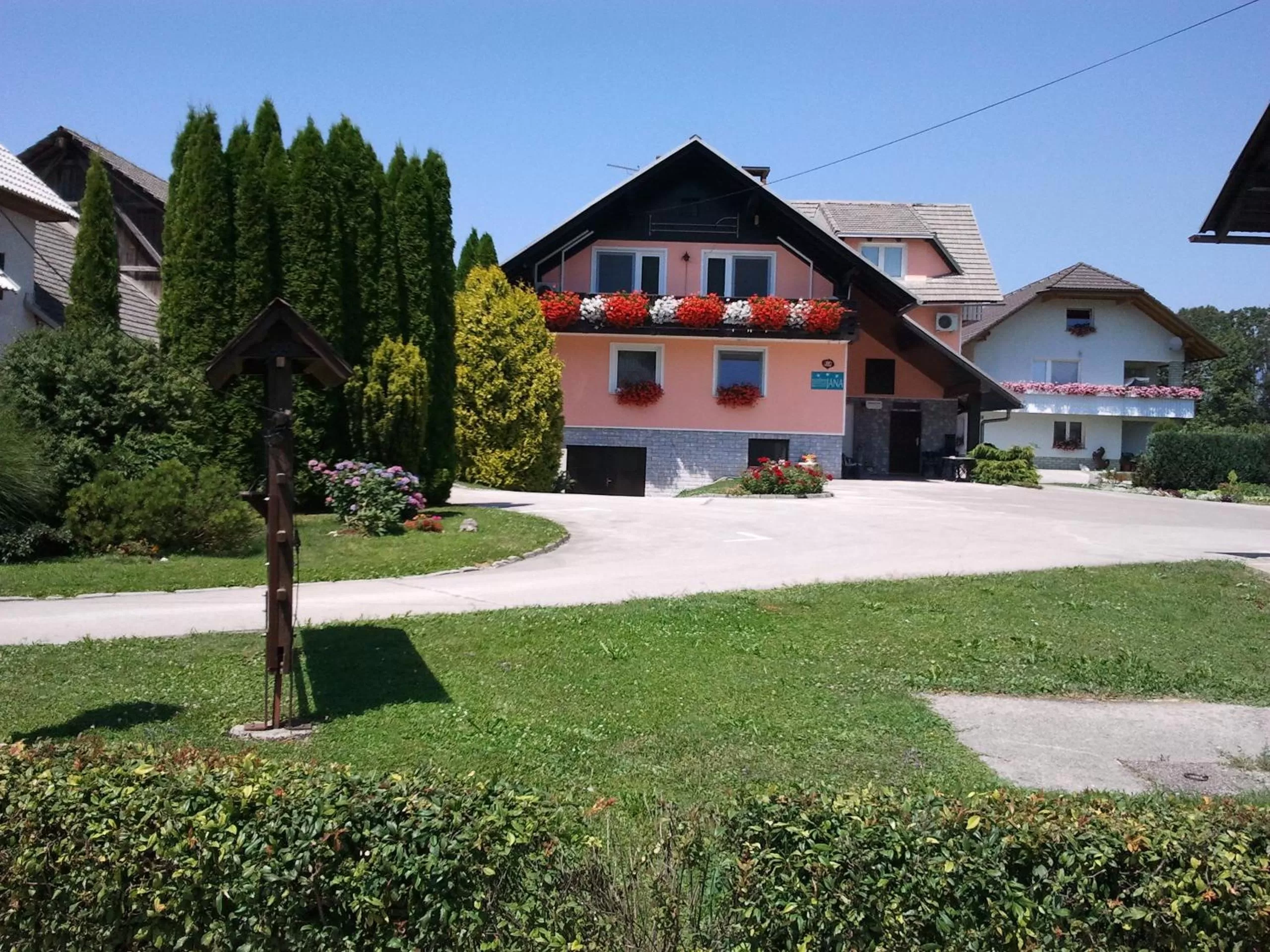 Area and facilities in Rooms & Apartments Jana