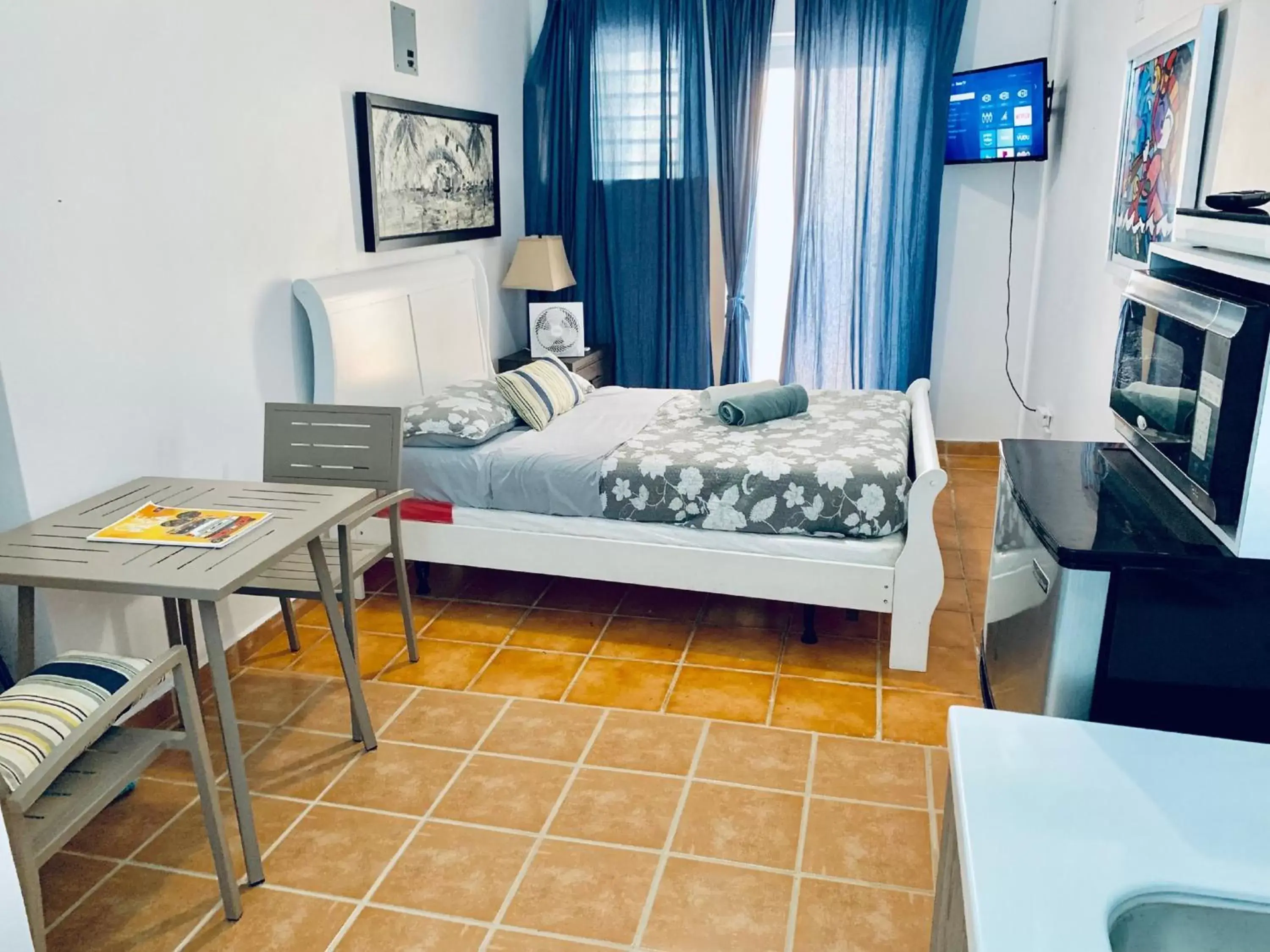 DV 103 Economy Partial Ocean View Suite / Kitchenette / 1 Full Size Bed, Oceanfront Property in Discovery Inn & Suites at 681 Ocean Drive DV 103 Economy Partial Ocean View Suite / Kitchenette / 1 Full Size Bed, Oceanfront Property in Discovery Inn & Suites at 681 Ocean Drive