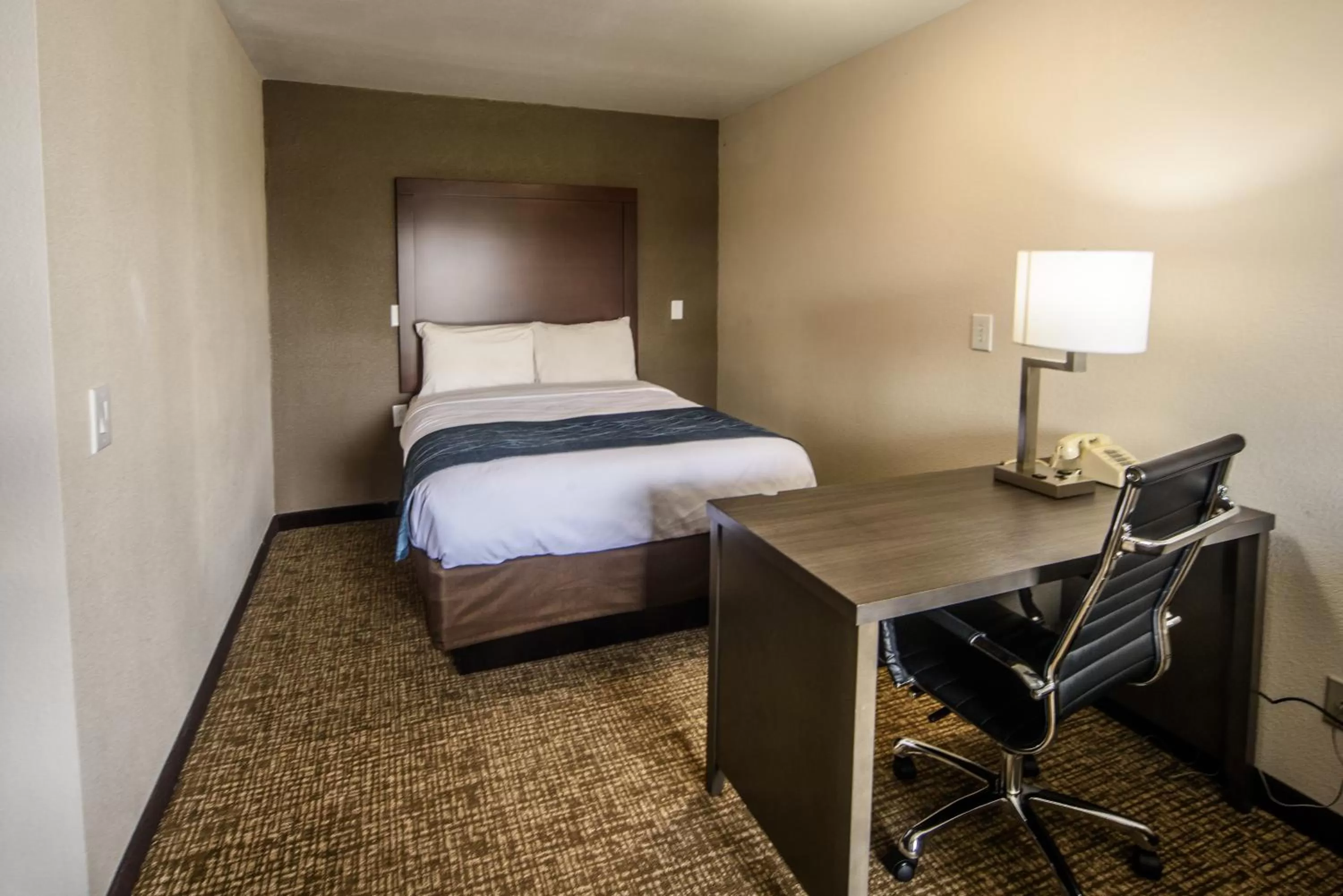 Bedroom, Bed in Richland Inn