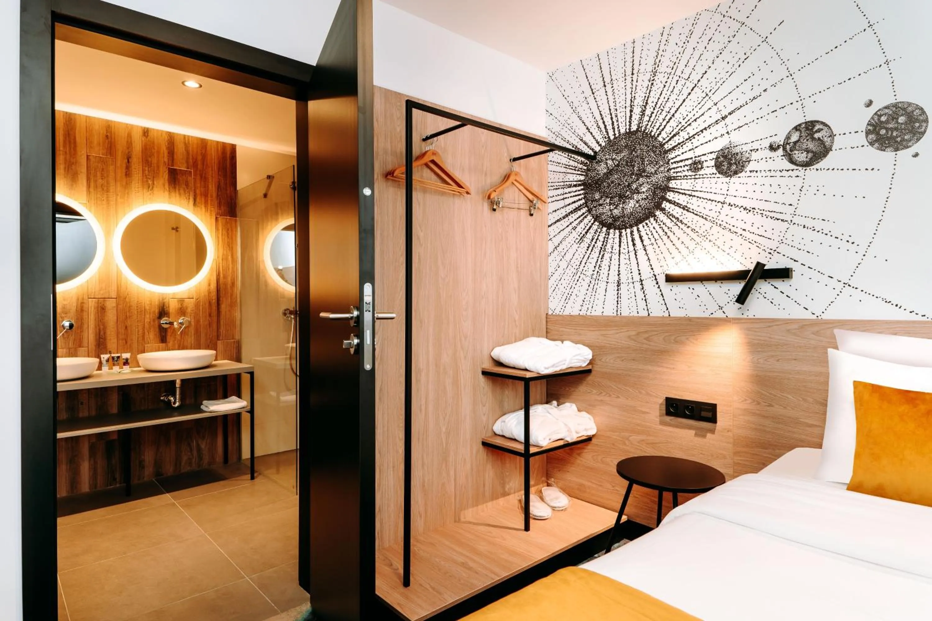 Bathroom, Bed in Hotel Mercure Toruń Centrum