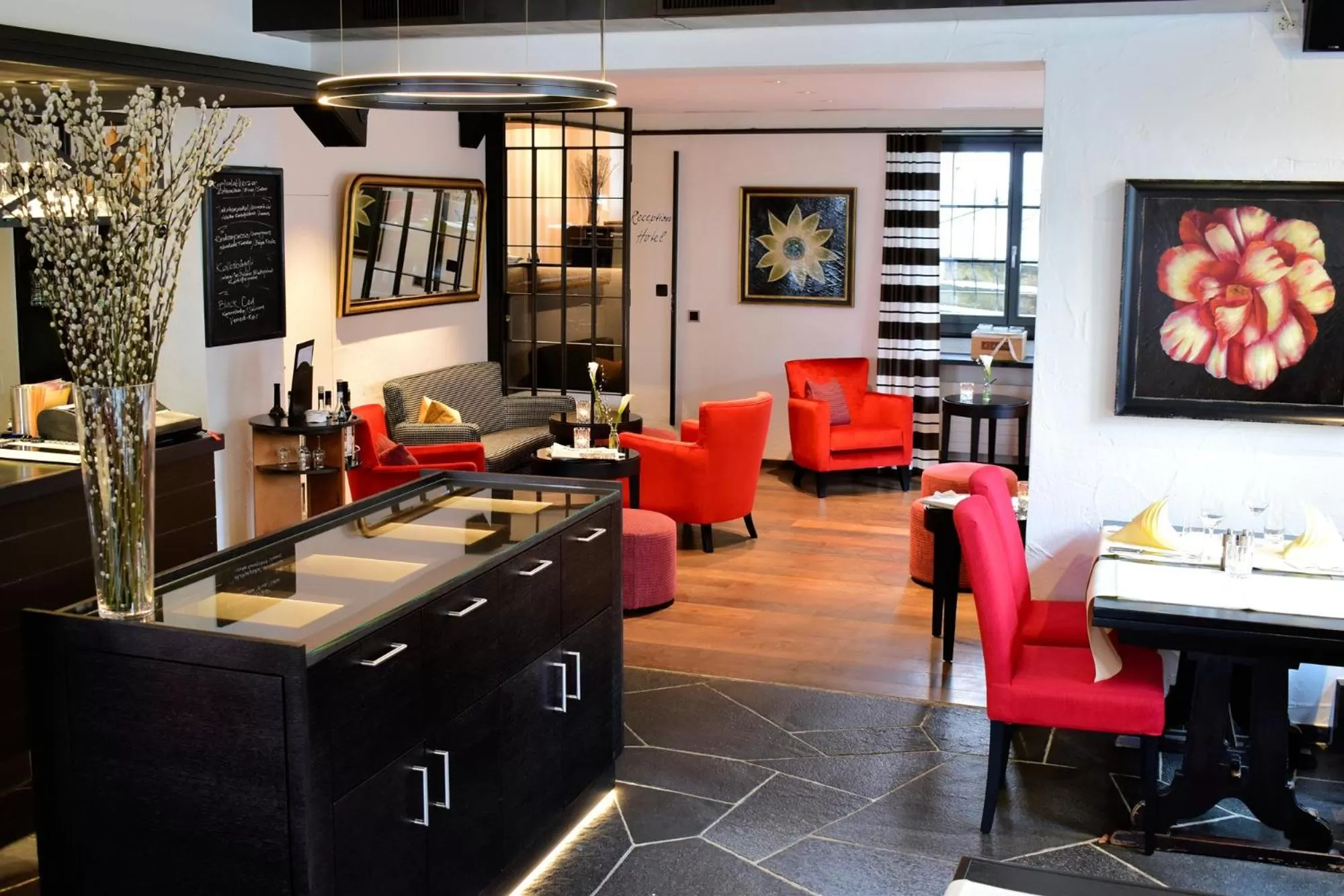 Lounge or bar in Romantik Hotel Schwan