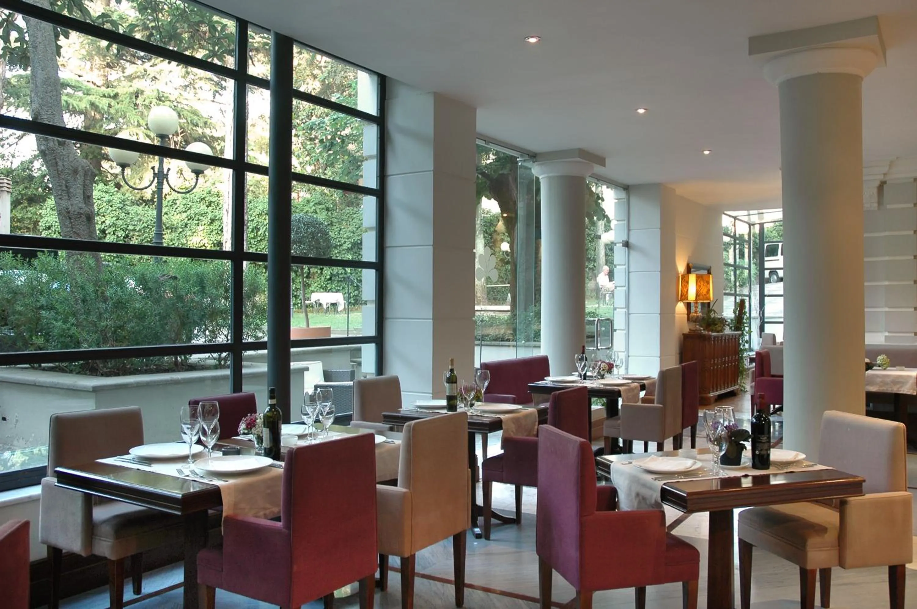 Restaurant/places to eat in Hotel Flora