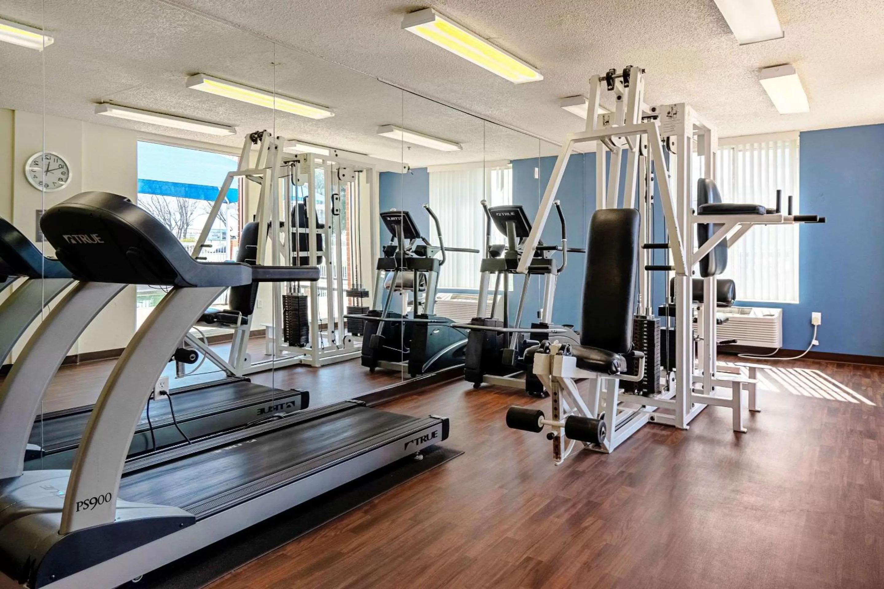 Fitness centre/facilities in Quality Suites San Antonio Northeast