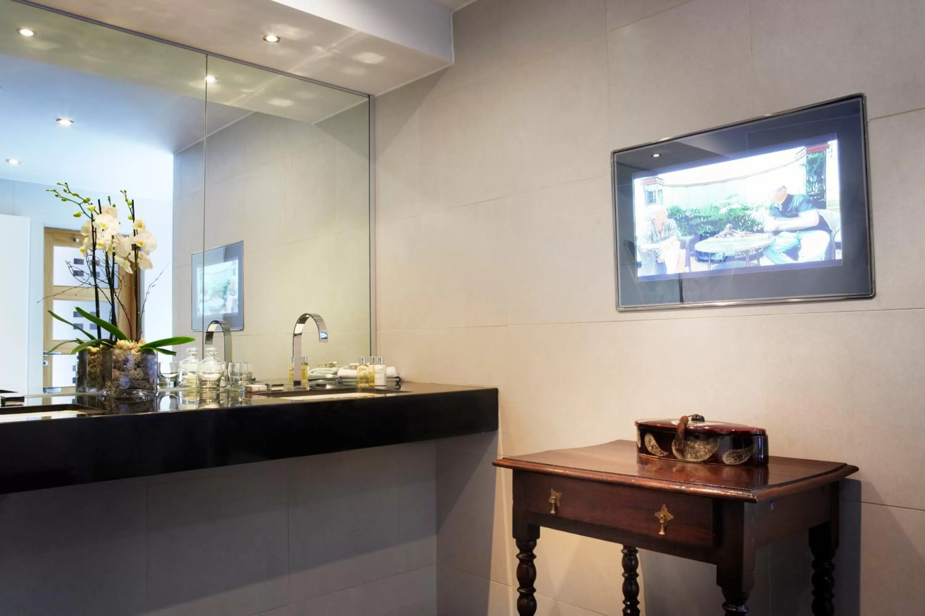 Bathroom in Great Fosters - Near Windsor