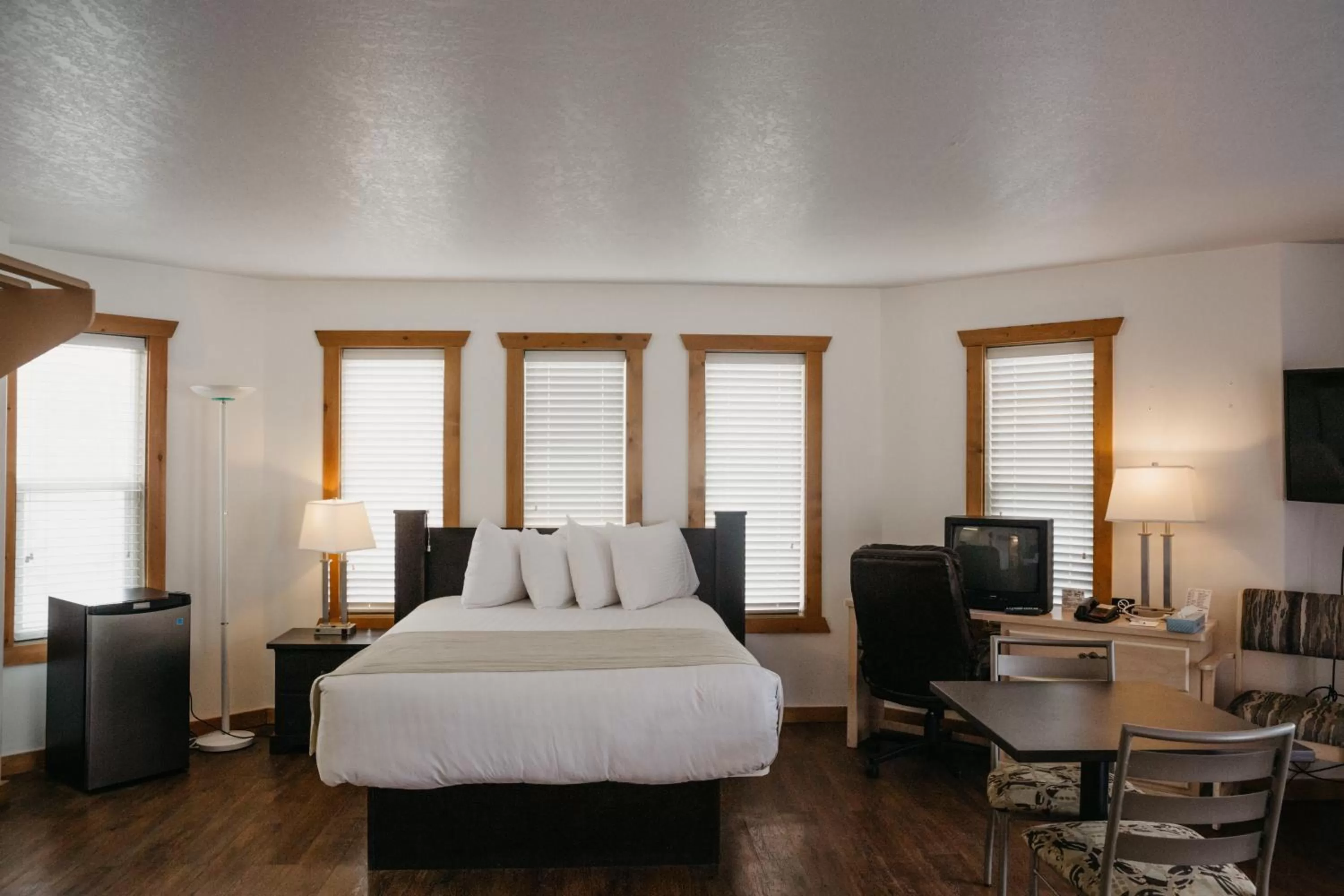 Photo of the whole room in Golden Village Lodge