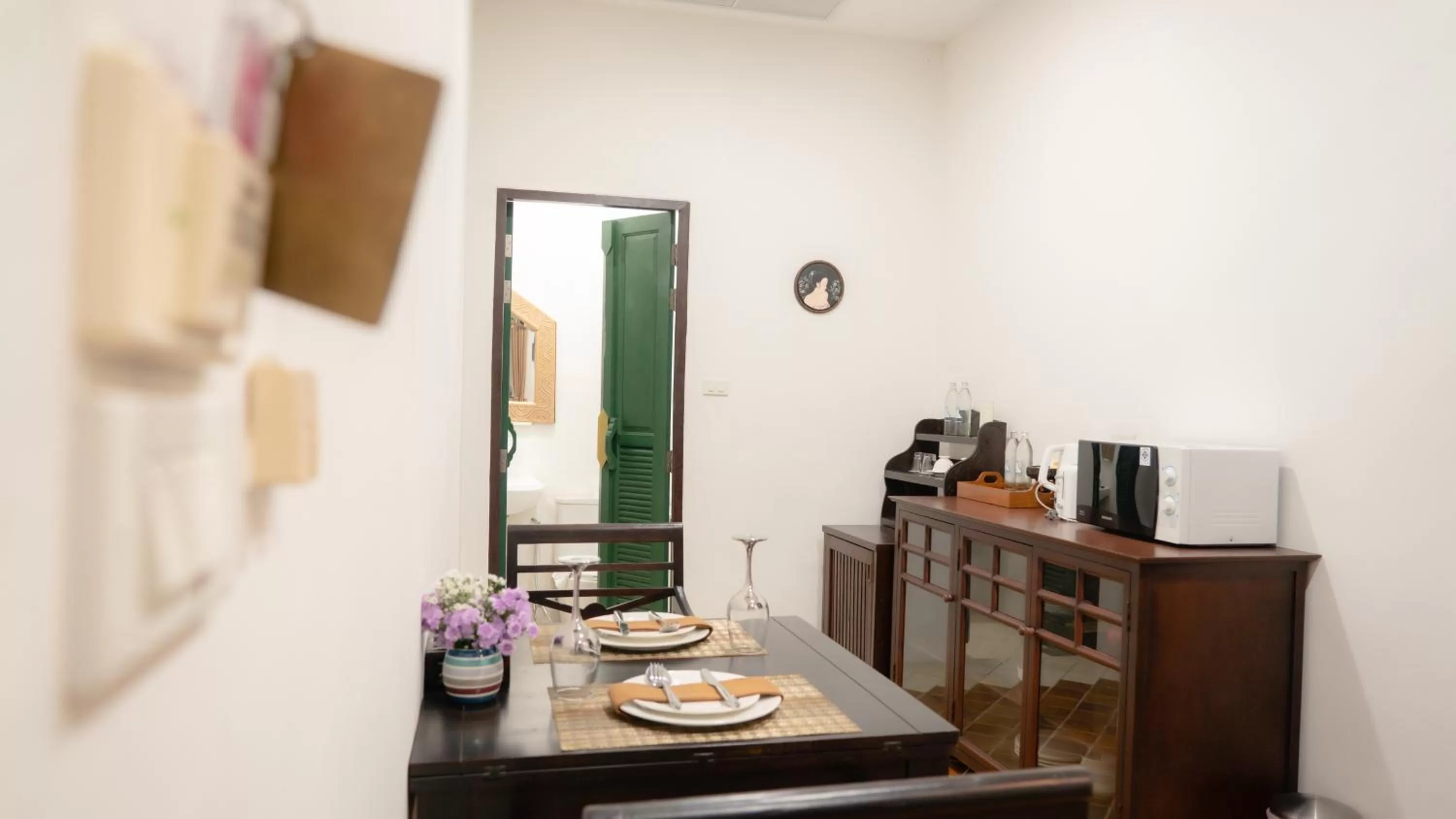 Coffee/tea facilities, Dining Area in Cheva Gallery Boutique Hotel