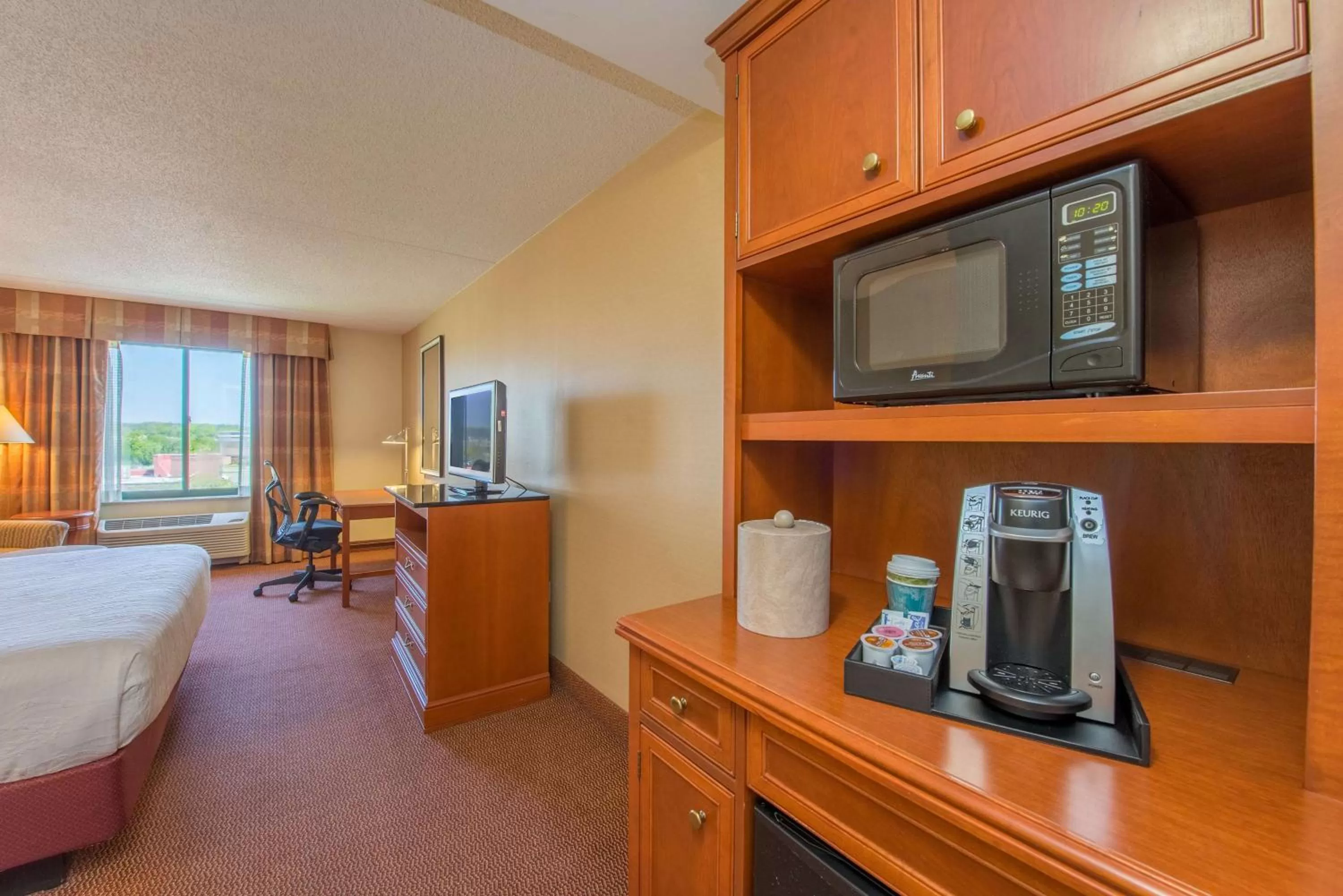 Bedroom, Bed in Hilton Garden Inn Fishkill