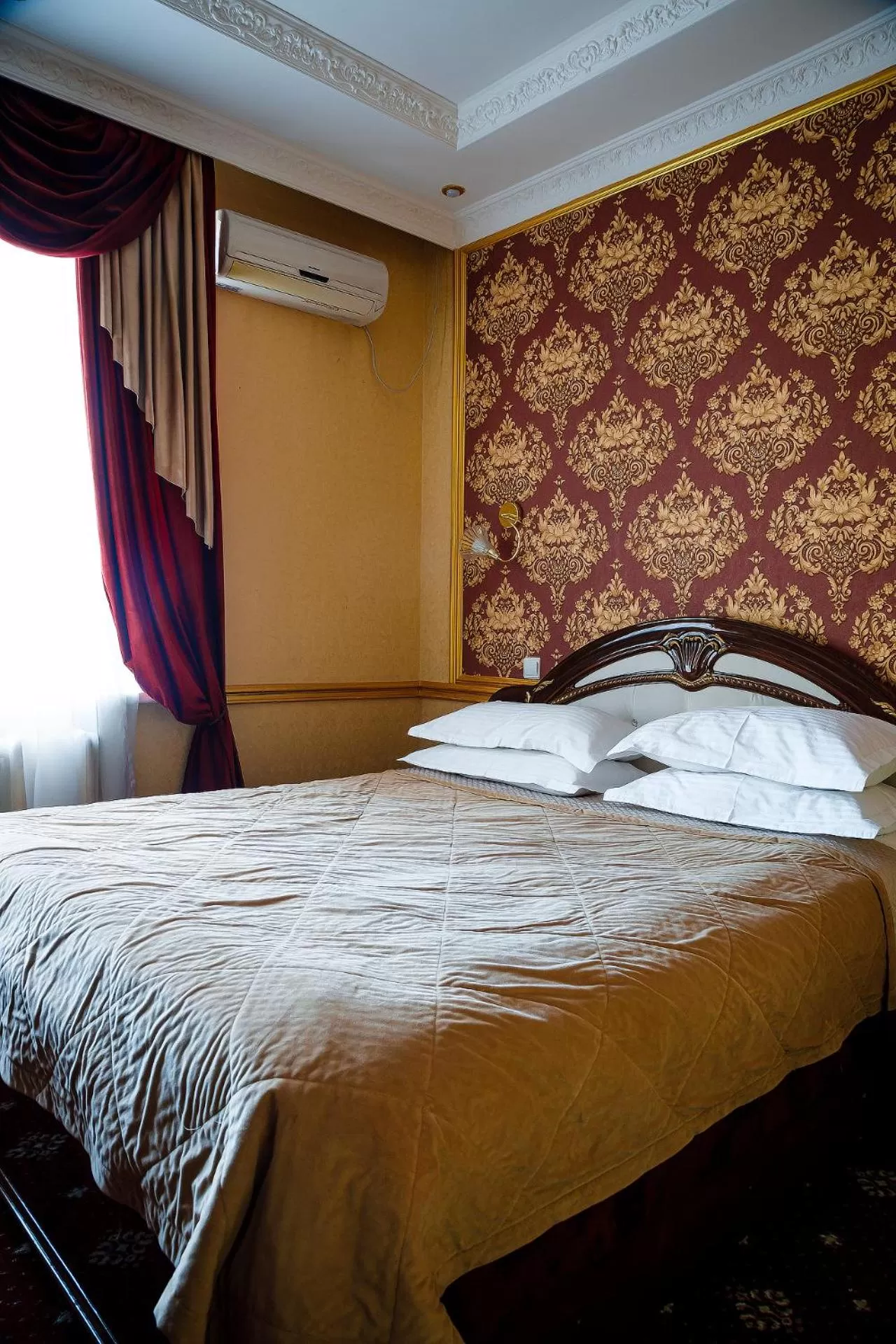 Property building, Bed in Lion Hotel