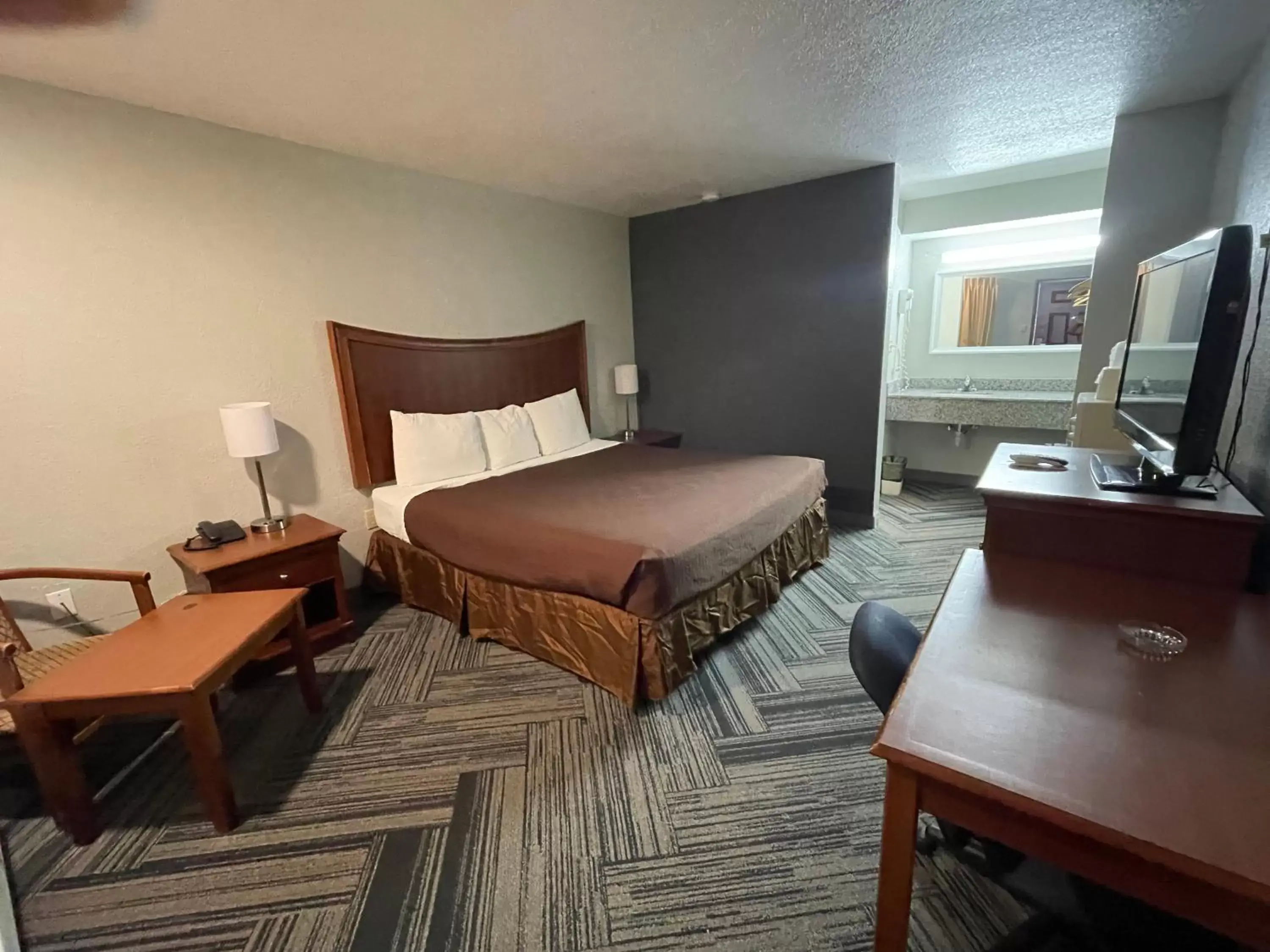 King Room - Smoking in Raintree Inn King Room - Smoking in Raintree Inn