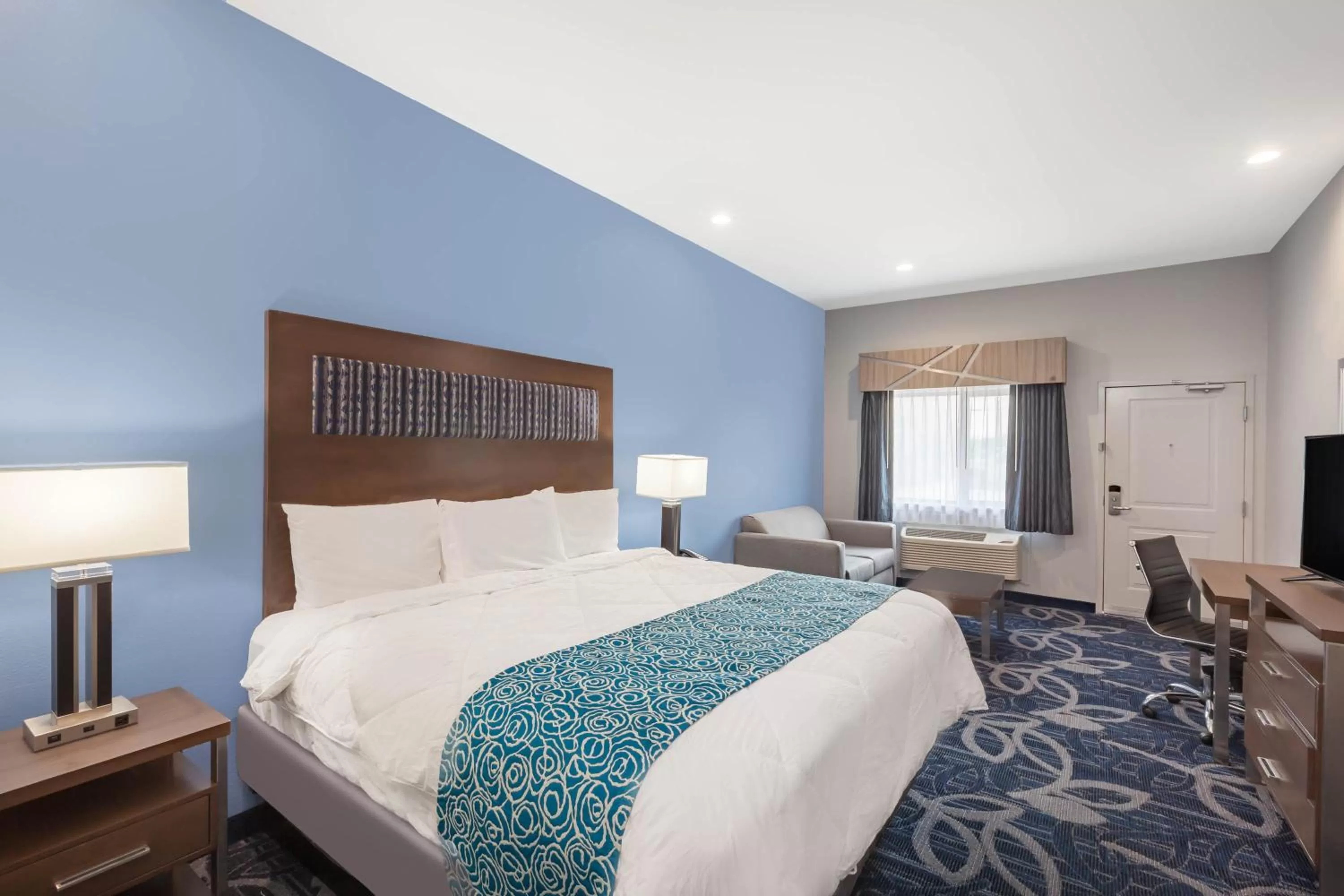 King Room with Bath Tub - Mobility/Hearing Accessible - Non-Smoking in Baymont by Wyndham Houston Hobby Airport