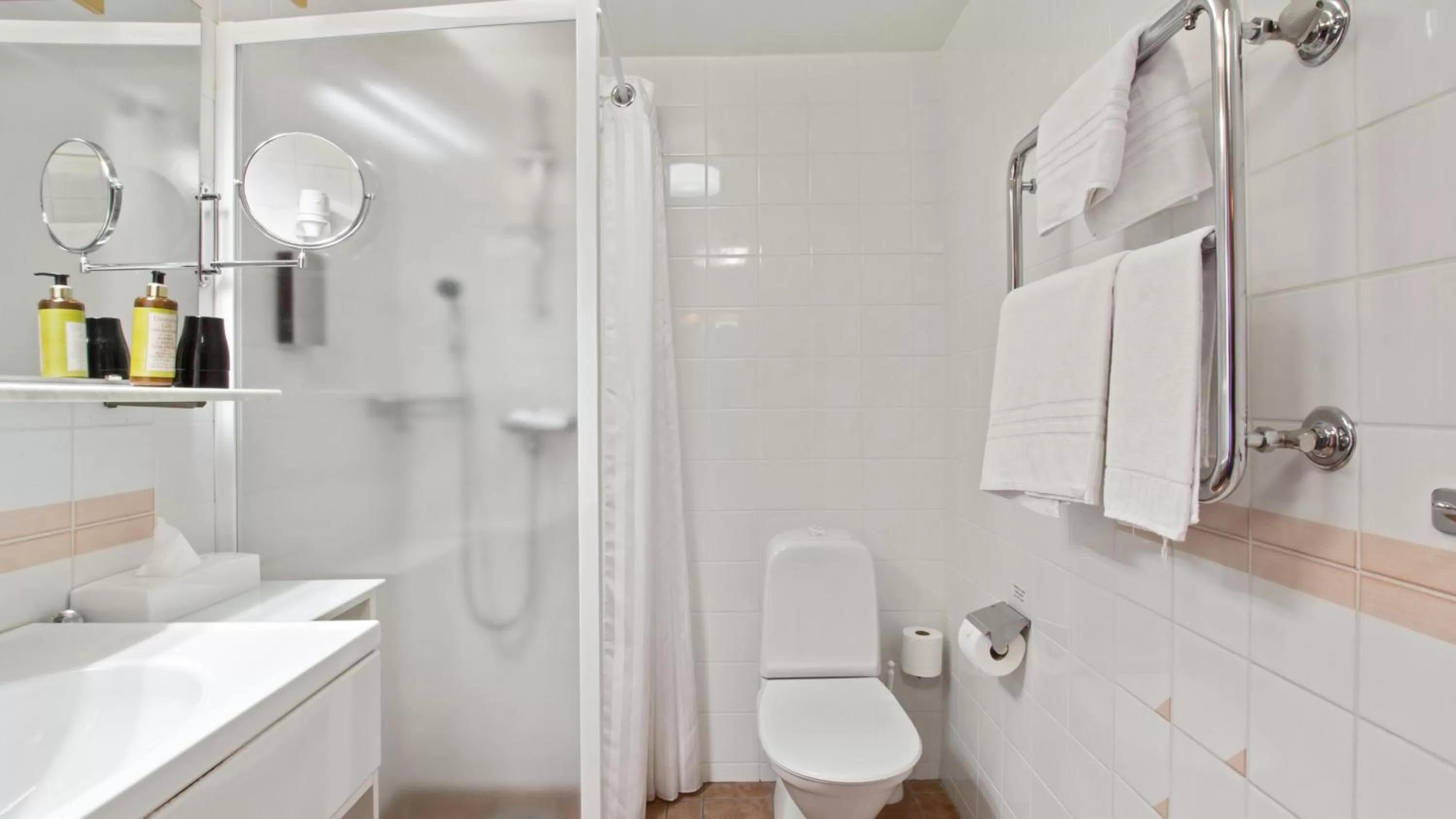 Shower in Best Western Plus Grand Hotel Elektra