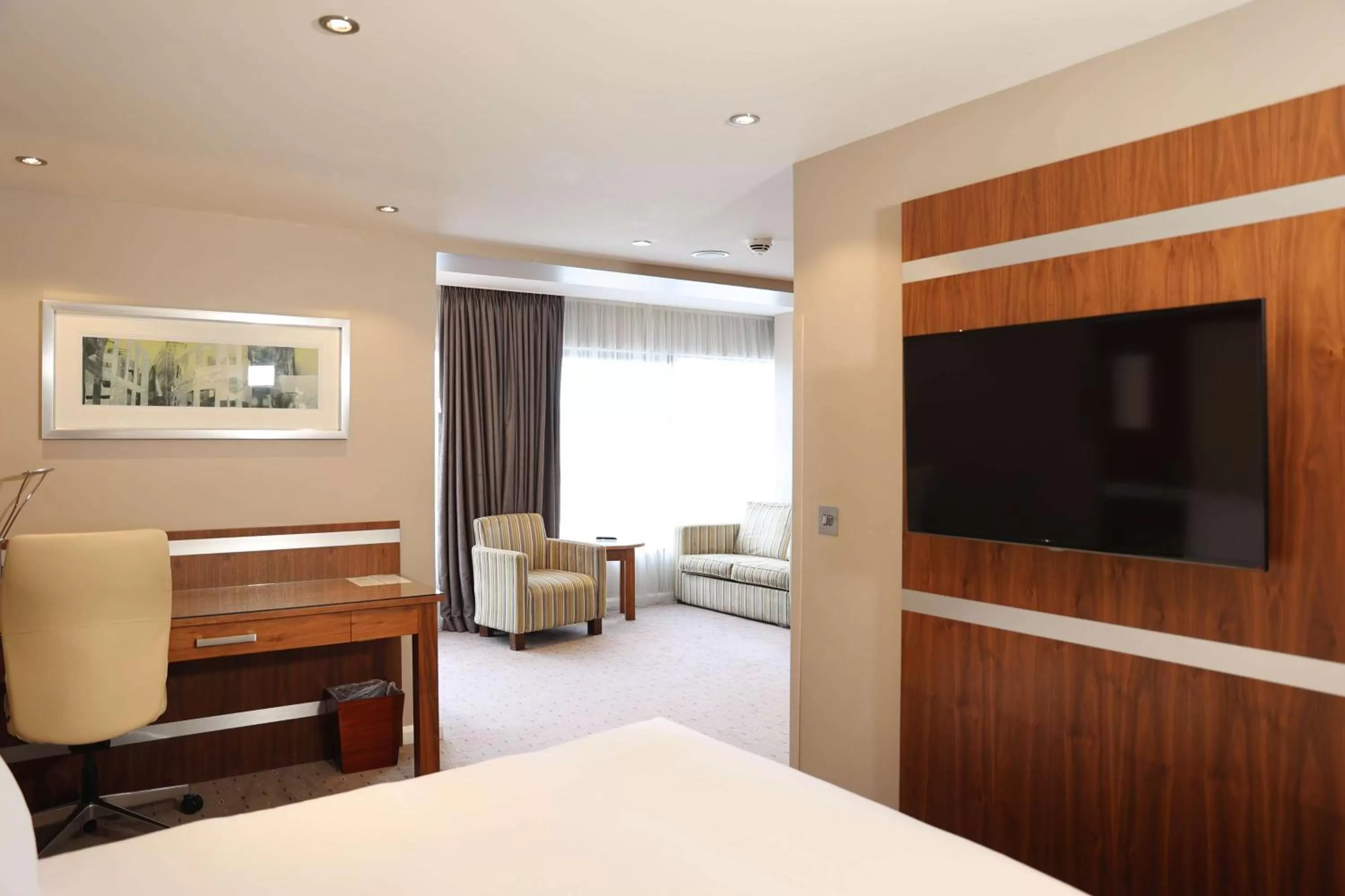 Living room, Bed in DoubleTree By Hilton Milton Keynes