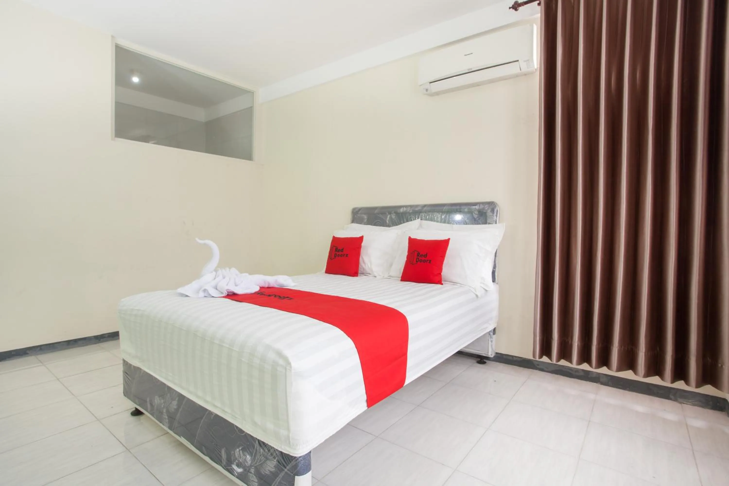 Bedroom, Bed in RedDoorz near Museum Angkut Batu 2
