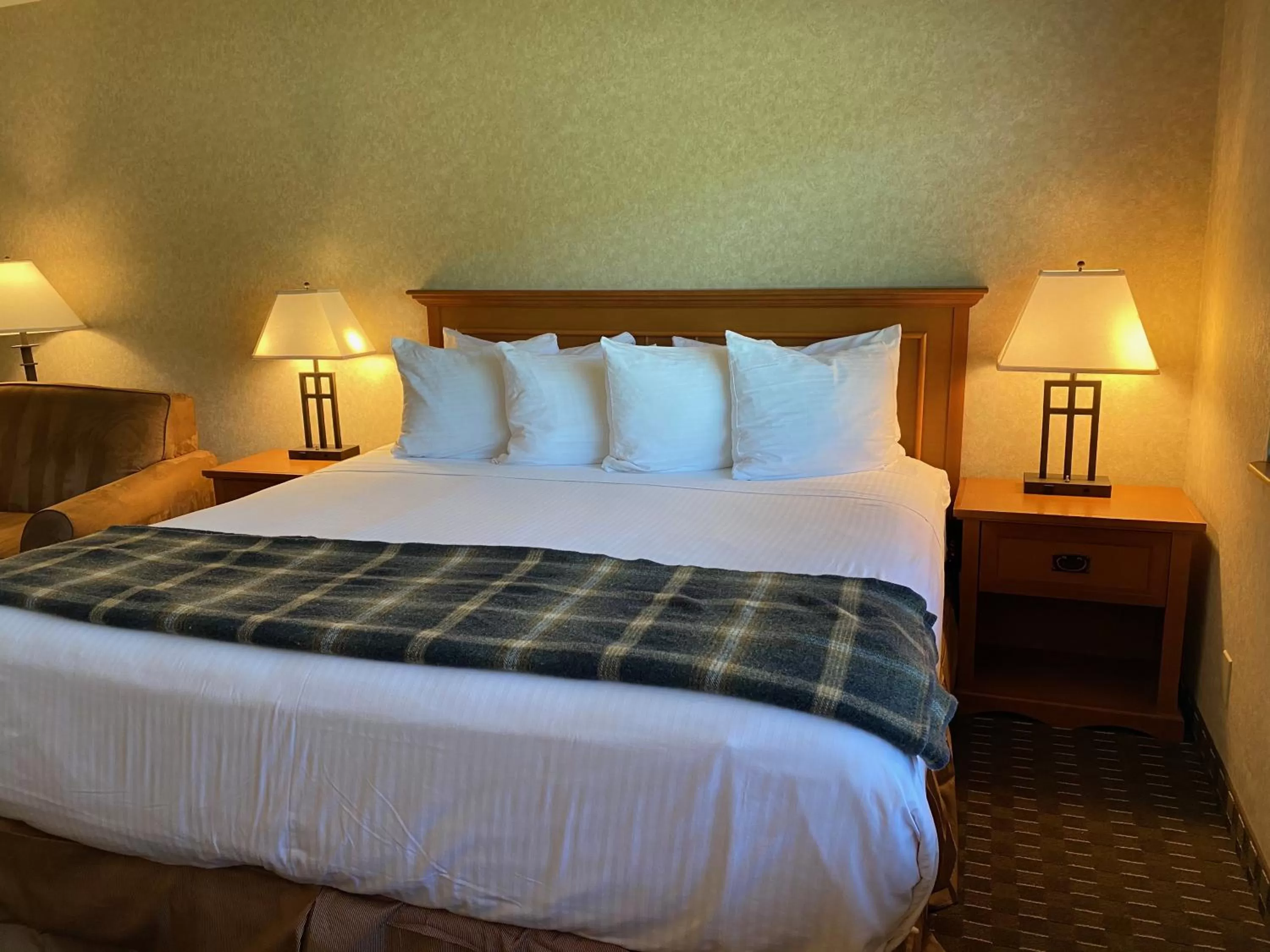 Bed in Cousin's Country Inn