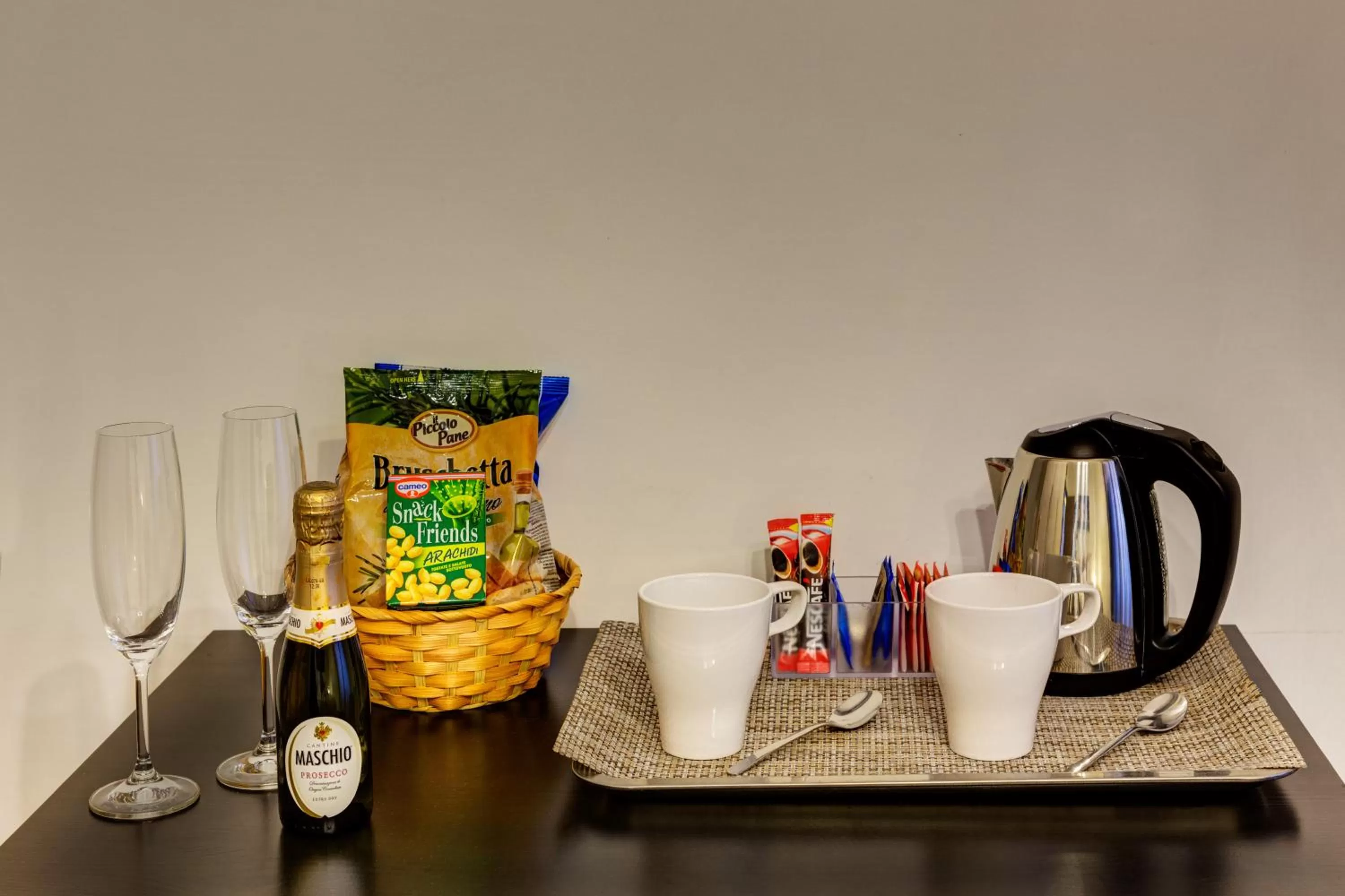 Coffee/tea facilities in Little Rhome Suites