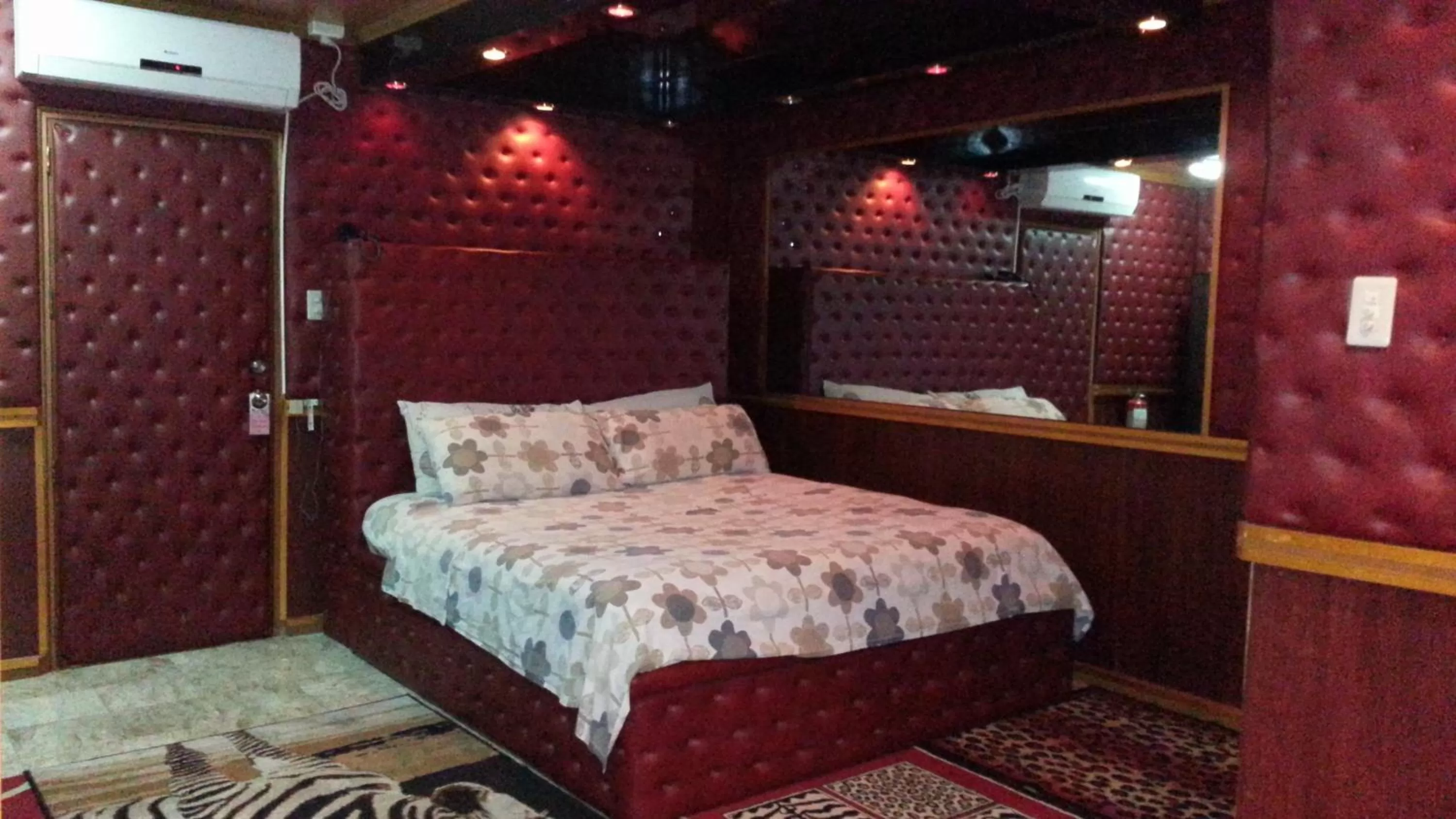 Bed in Kokomos Hotel and Restaurant