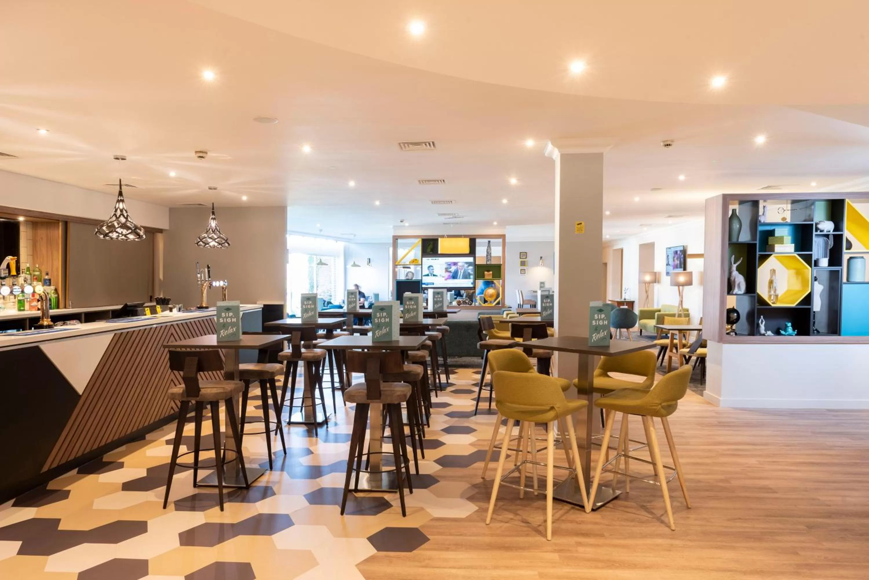 Lounge or bar in Holiday Inn Birmingham M6, Jct7 by IHG
