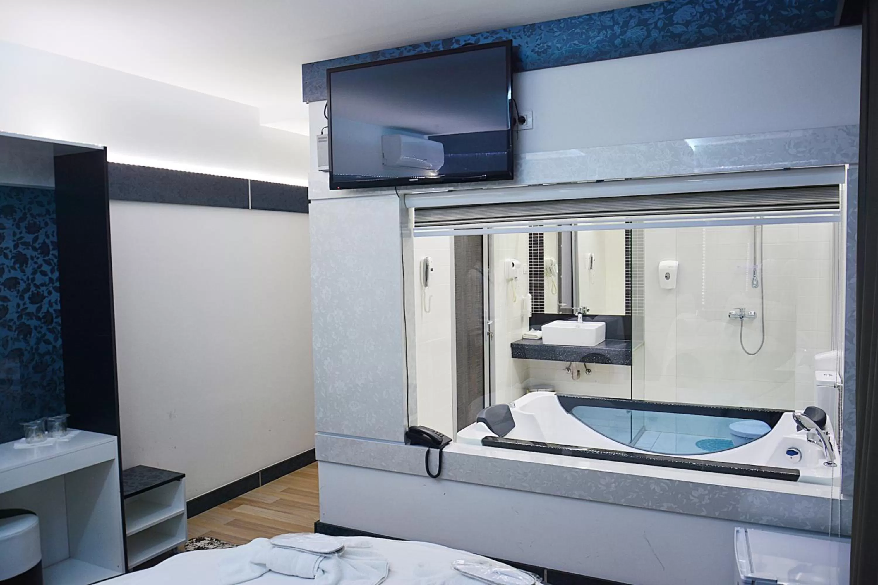 Bathroom, Bed in Hotel De KOKA