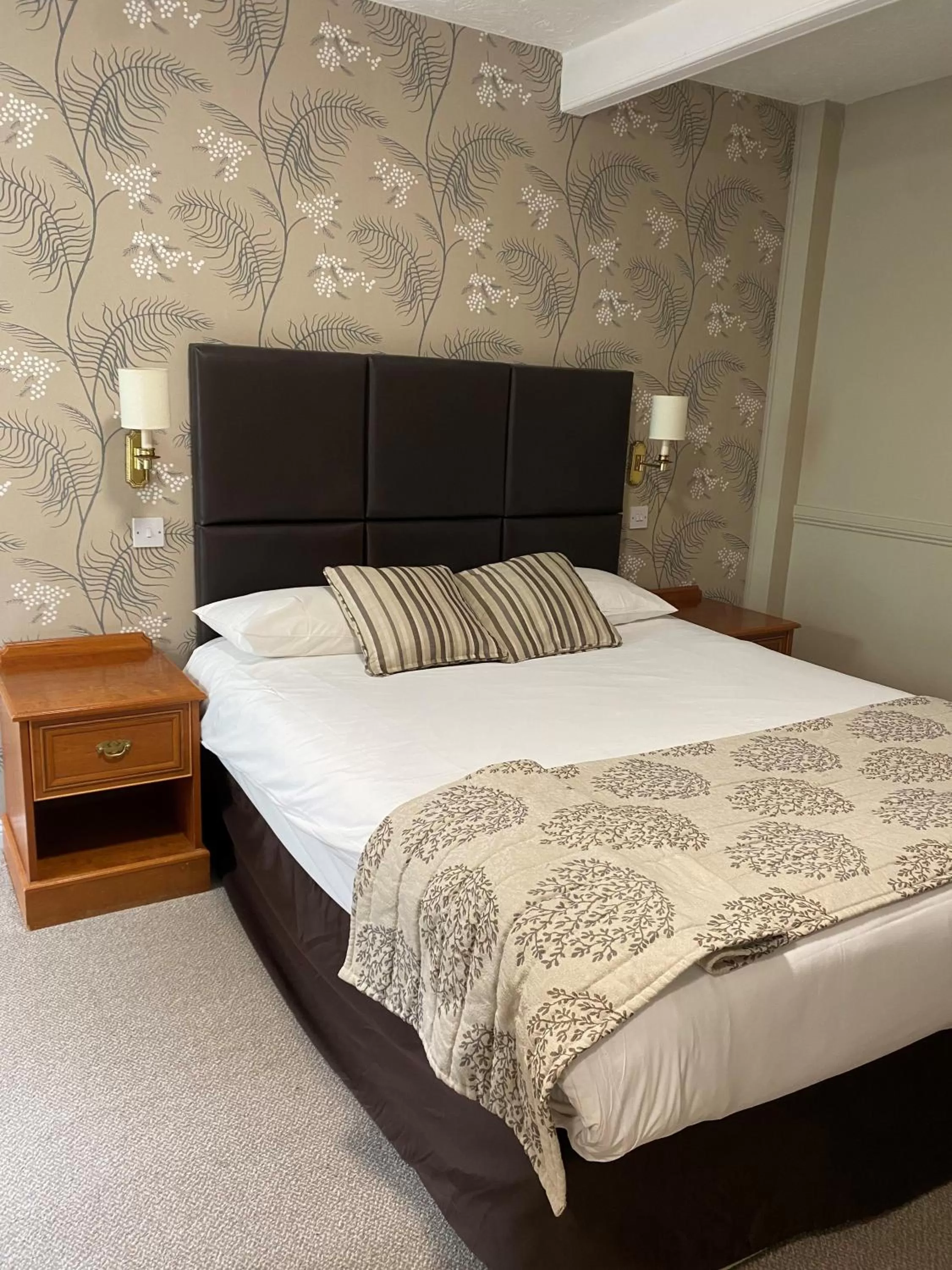 Bedroom, Bed in Alton House Hotel