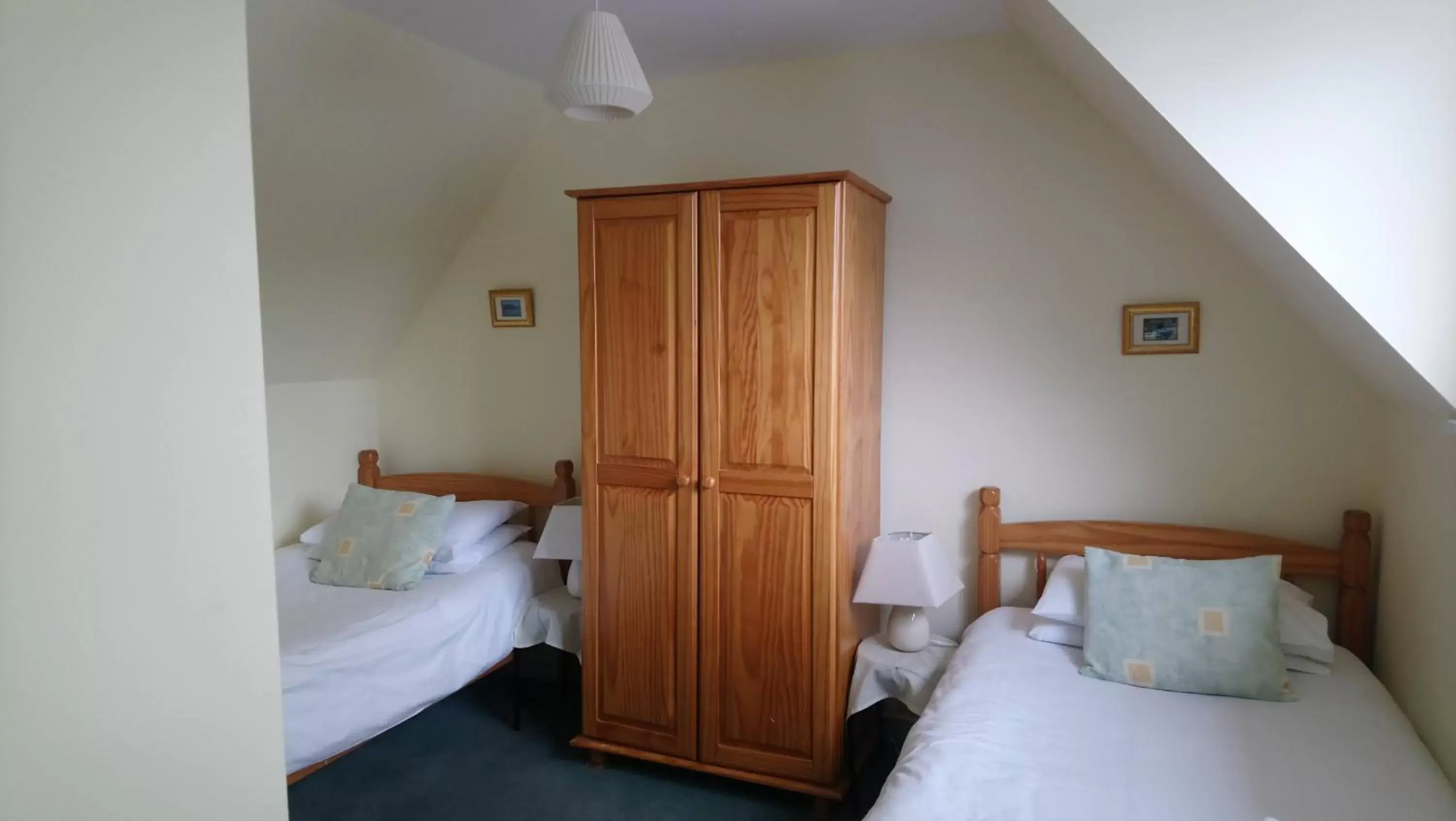 Twin Room with Shared Bathroom in Auld Cross Keys Inn Twin Room with Shared Bathroom in Auld Cross Keys Inn