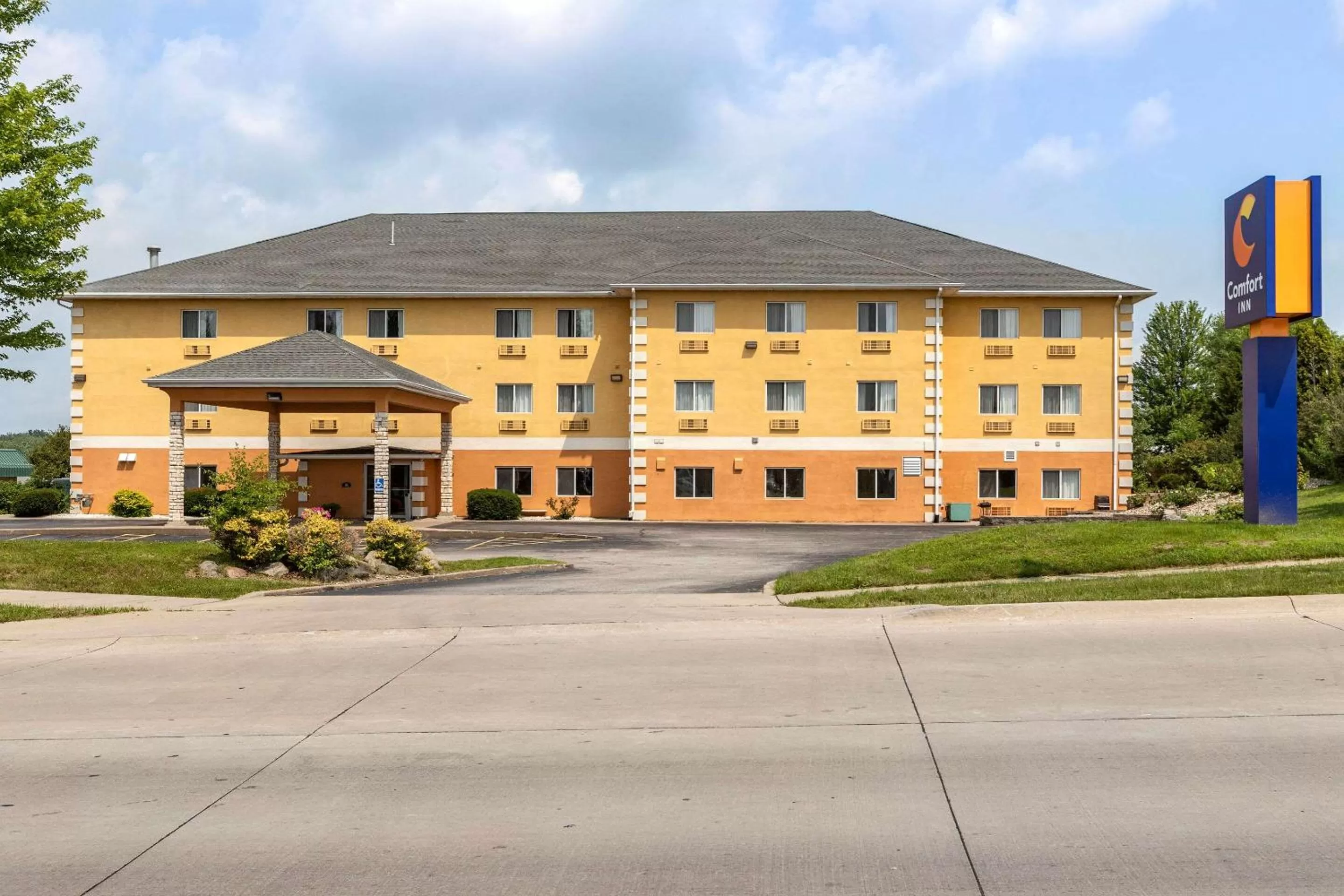 Property building in Comfort Inn Muscatine near Hwy 61