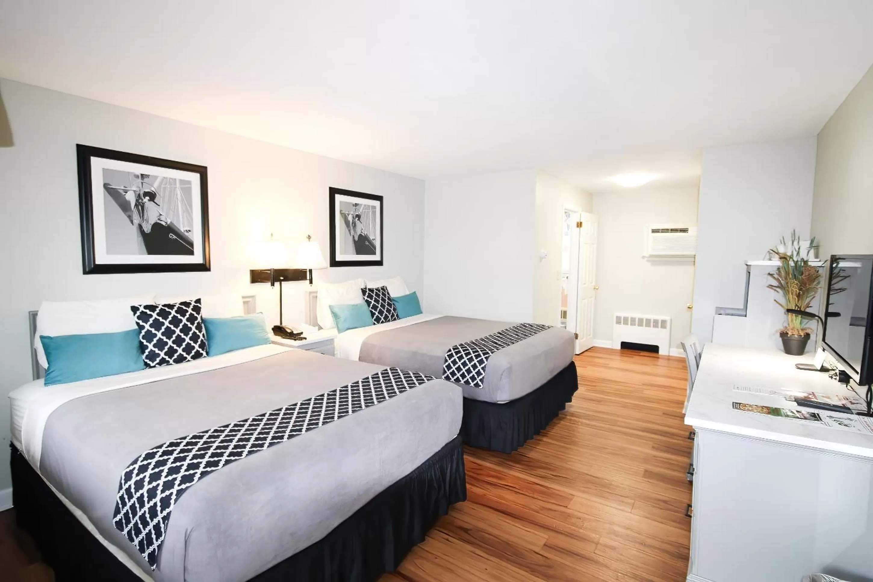 Bed in Colonial Inn Seekonk