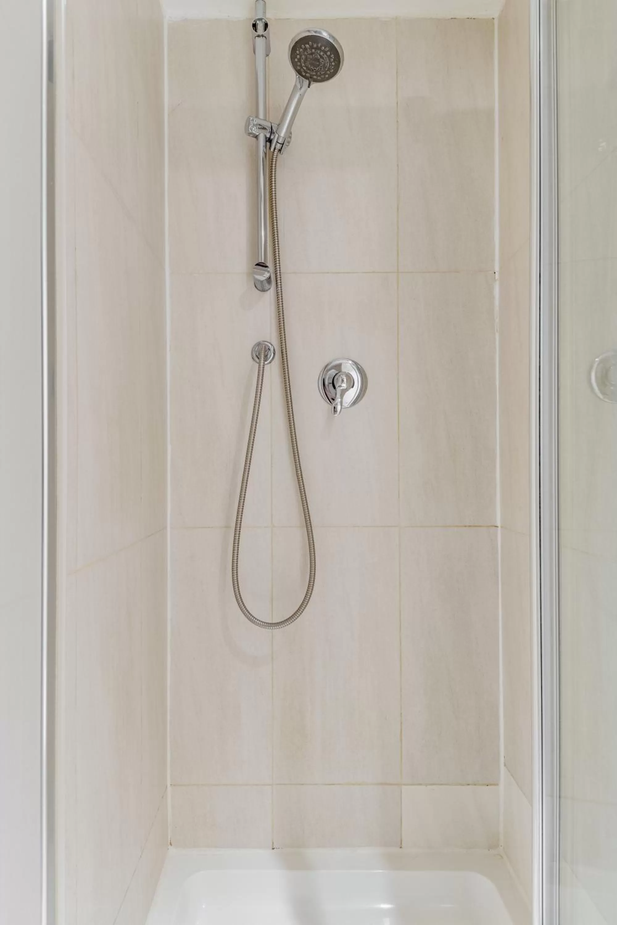 Shower in 1 Lexham Gardens Hotel