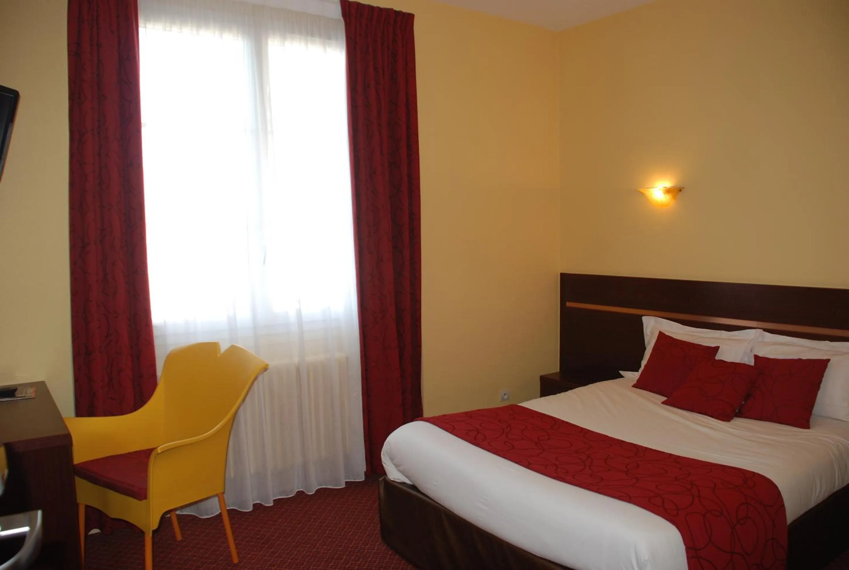 Photo of the whole room, Bed in The Originals City, Hôtel Cathédrale, Lisieux