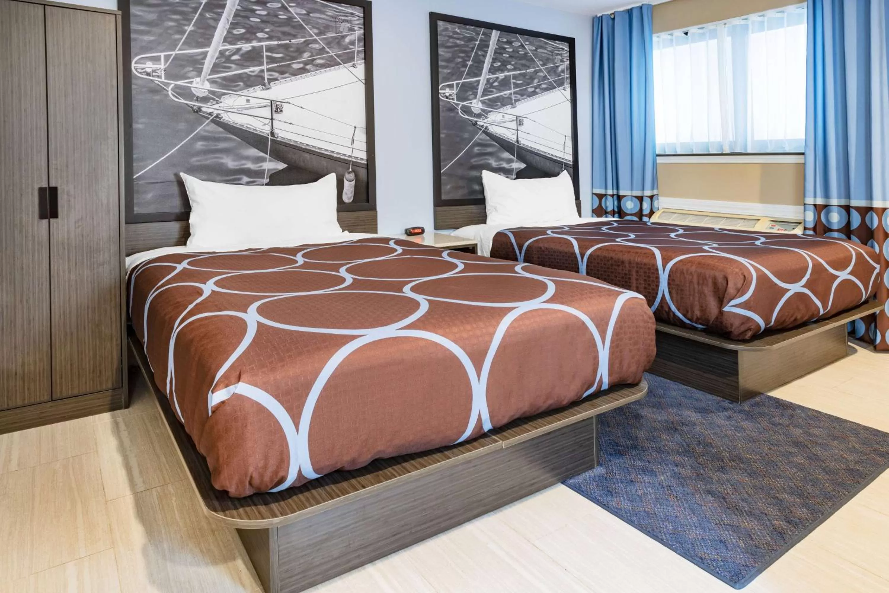 Photo of the whole room, Bed in Super 8 by Wyndham Lindenhurst