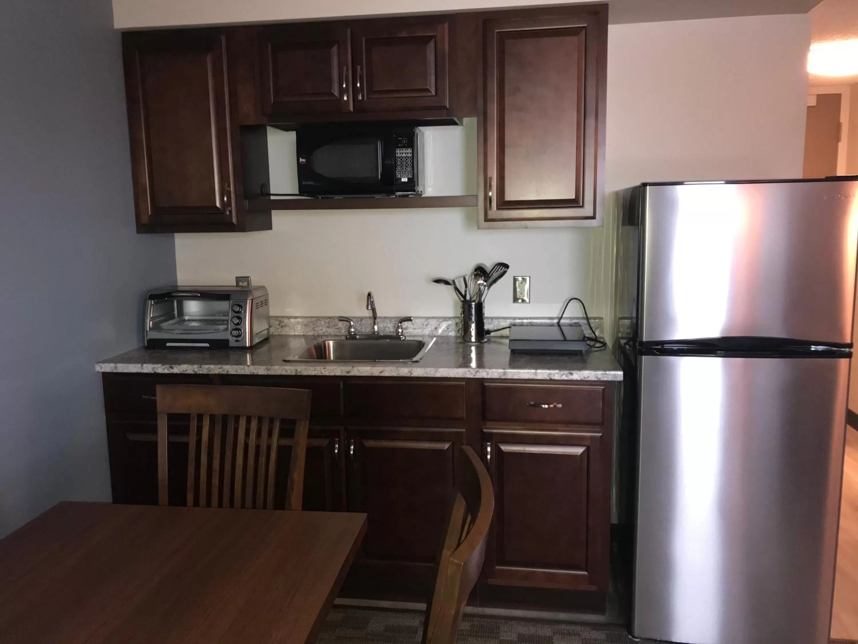 Kitchen or kitchenette in Travelodge by Wyndham Sydney