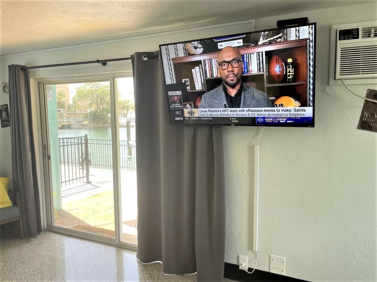 TV and multimedia in Sea Jay Motel and Marina