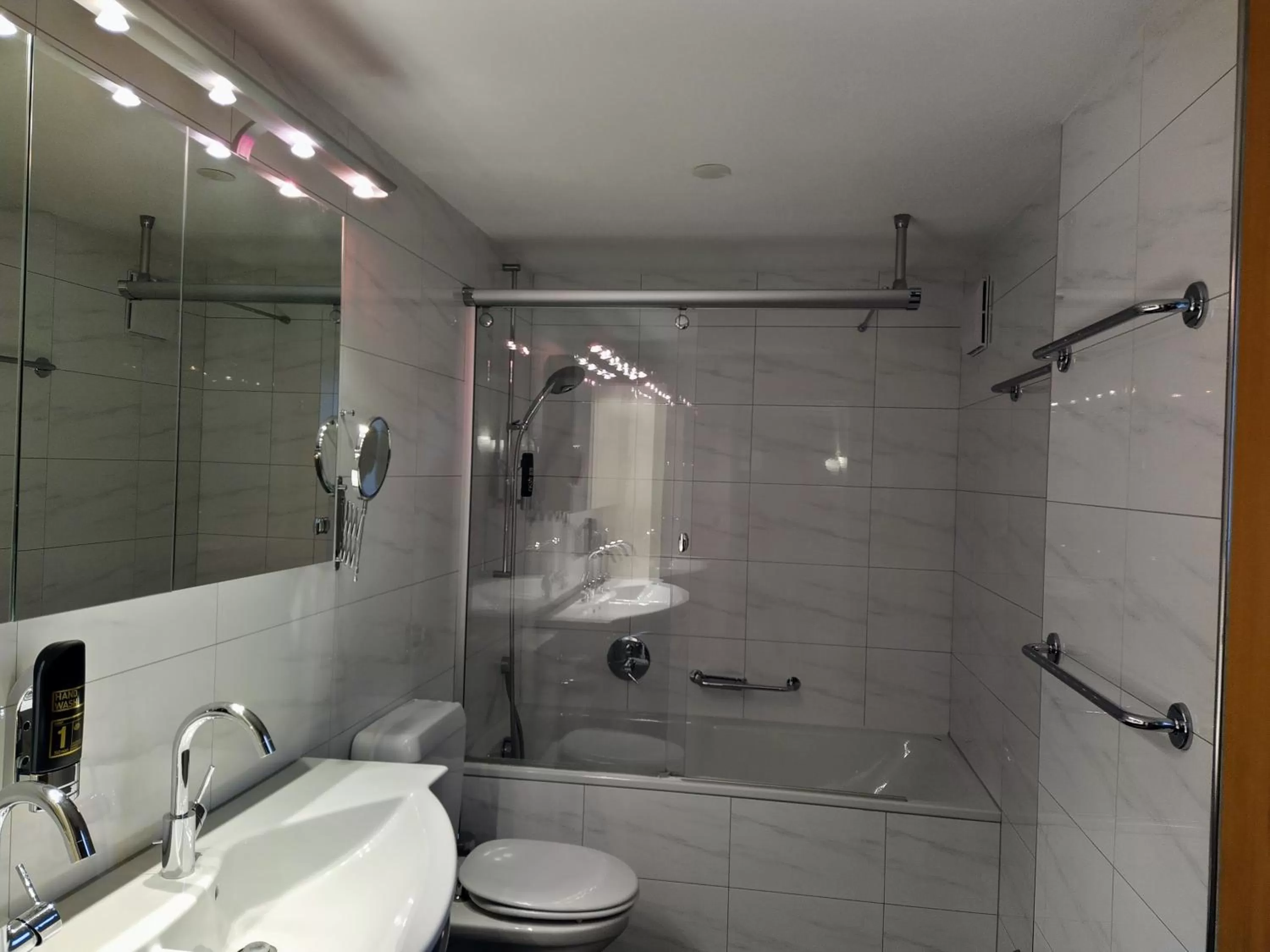 Hotel Sherlock Holmes & Khana Restaurant "nur 200 m zur Gondelbahn Hasliberg"