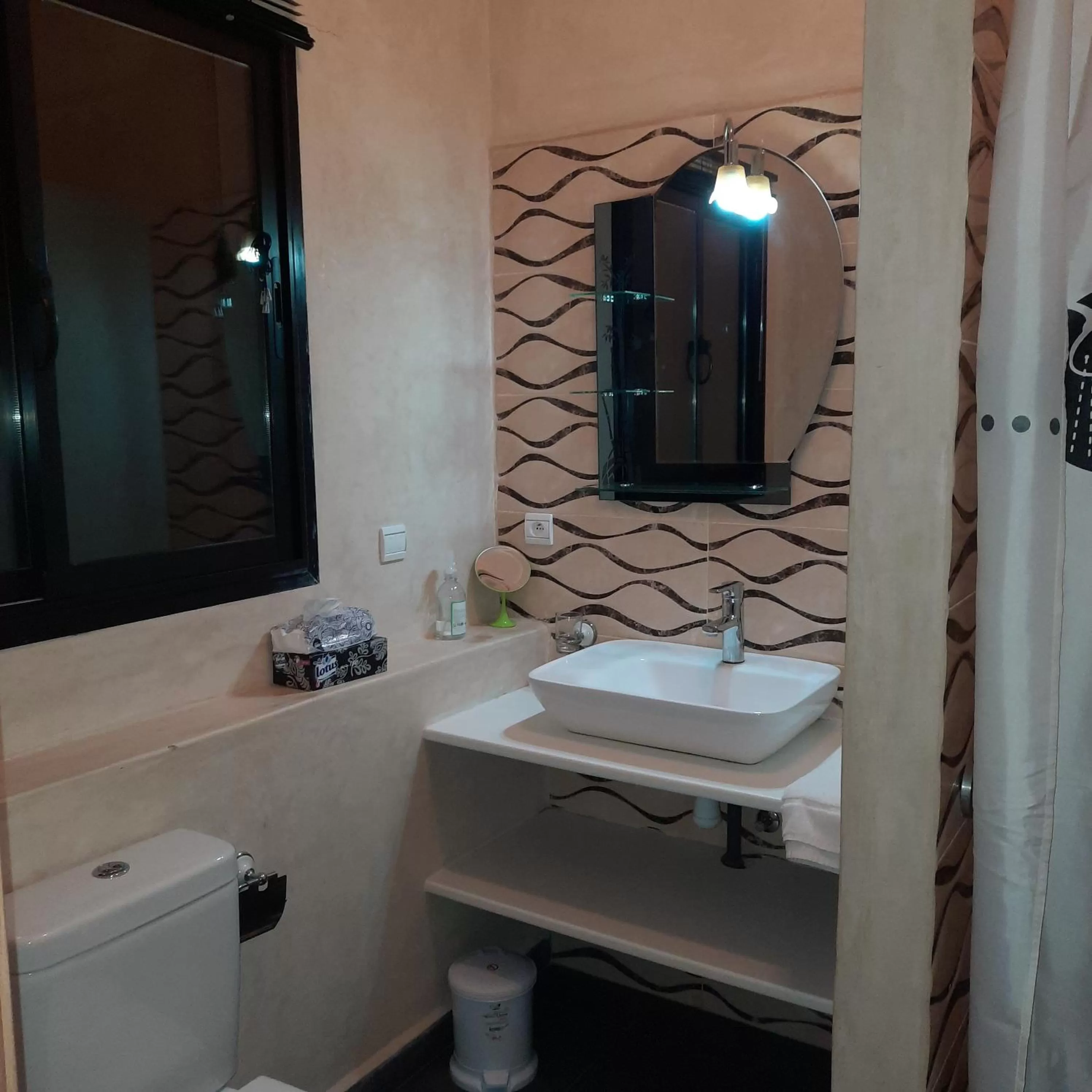 Shower, Bathroom in Résidence Habiba