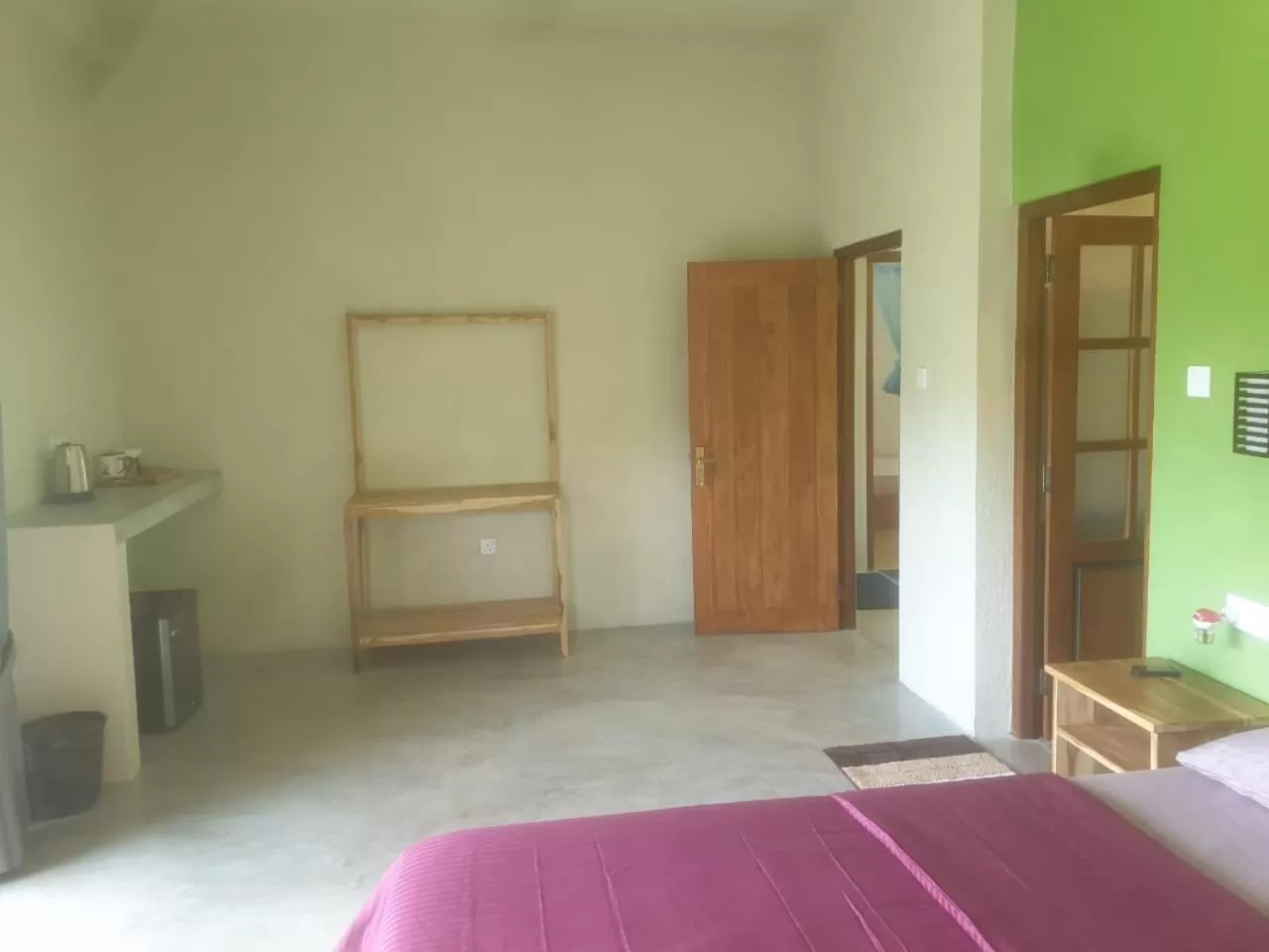 Non alcoholic drinks, TV/Entertainment Center in Raveena Guest House