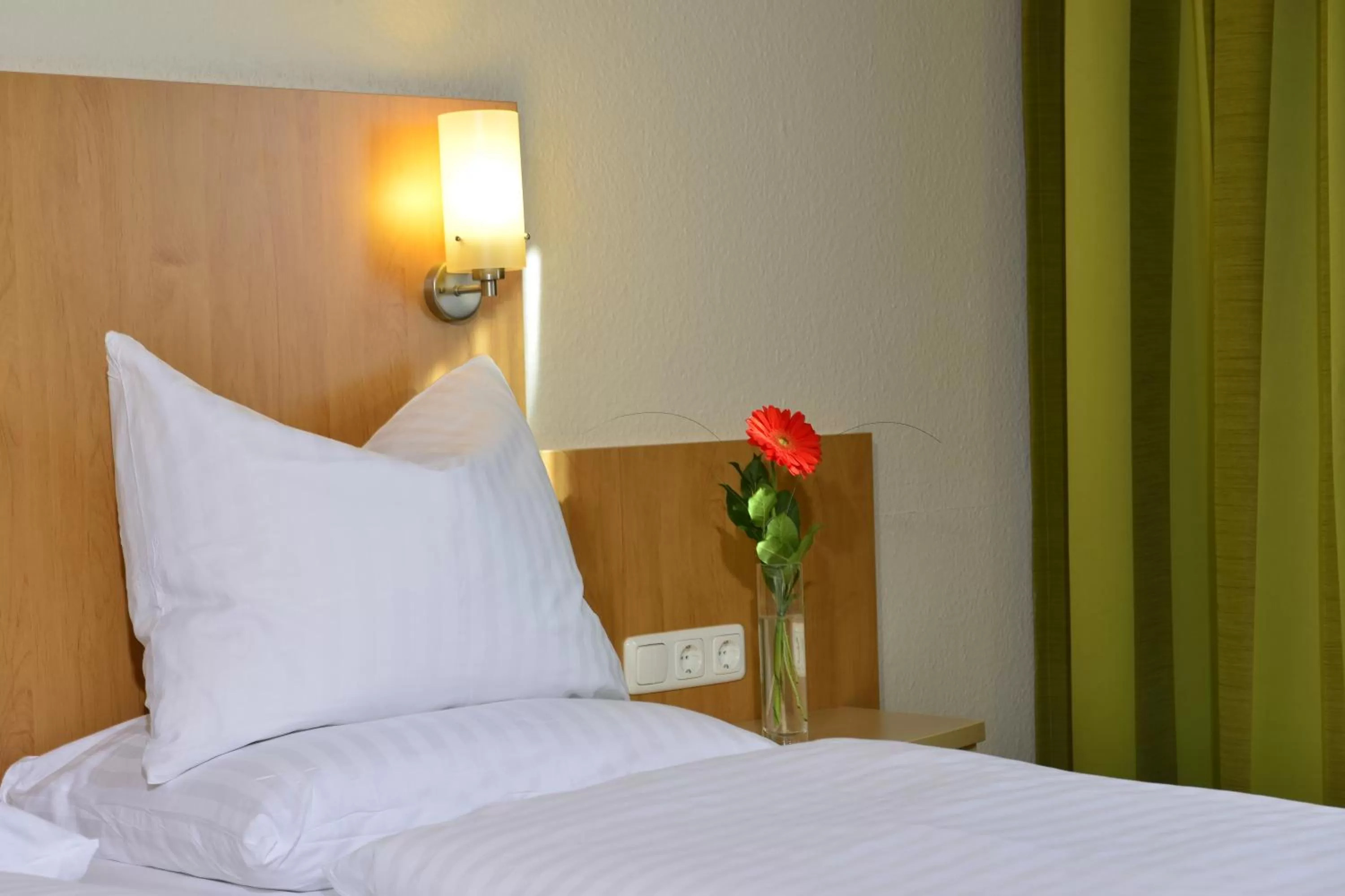 Decorative detail, Bed in PLAZA INN Leonberg