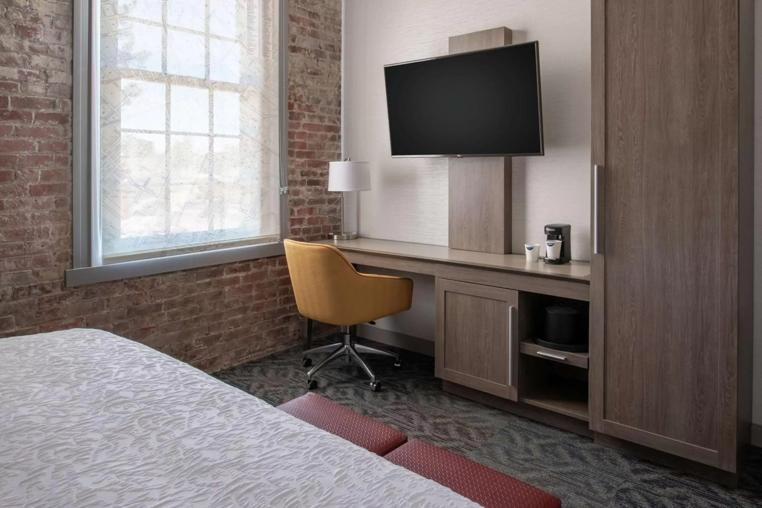 King Room with Bath Tub - Mobility/Hearing Accessible - Non-Smoking in Hampton Inn Petaluma, Ca King Room with Bath Tub - Mobility/Hearing Accessible - Non-Smoking in Hampton Inn Petaluma, Ca