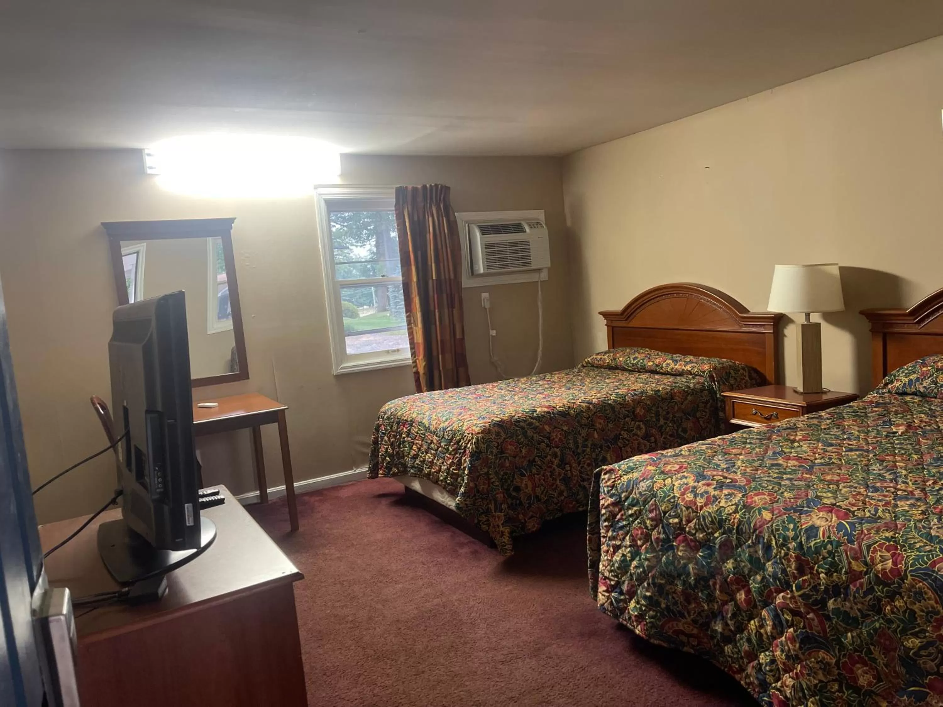 Photo of the whole room, Bed in Pennswoods Inn