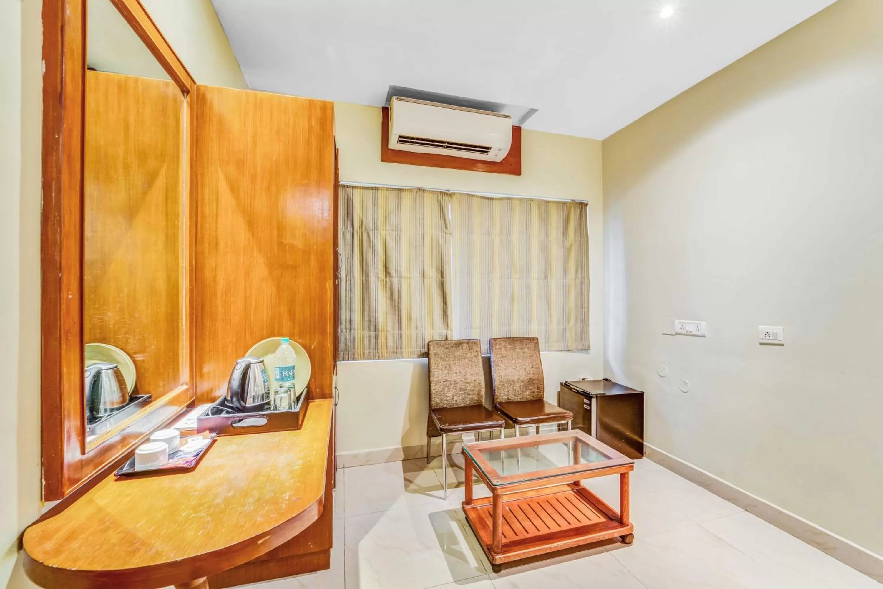 Coffee/tea facilities, Seating Area in Upar Hotels Cinecity Kodambakkam RAGHAVENDRA MANDAPAM