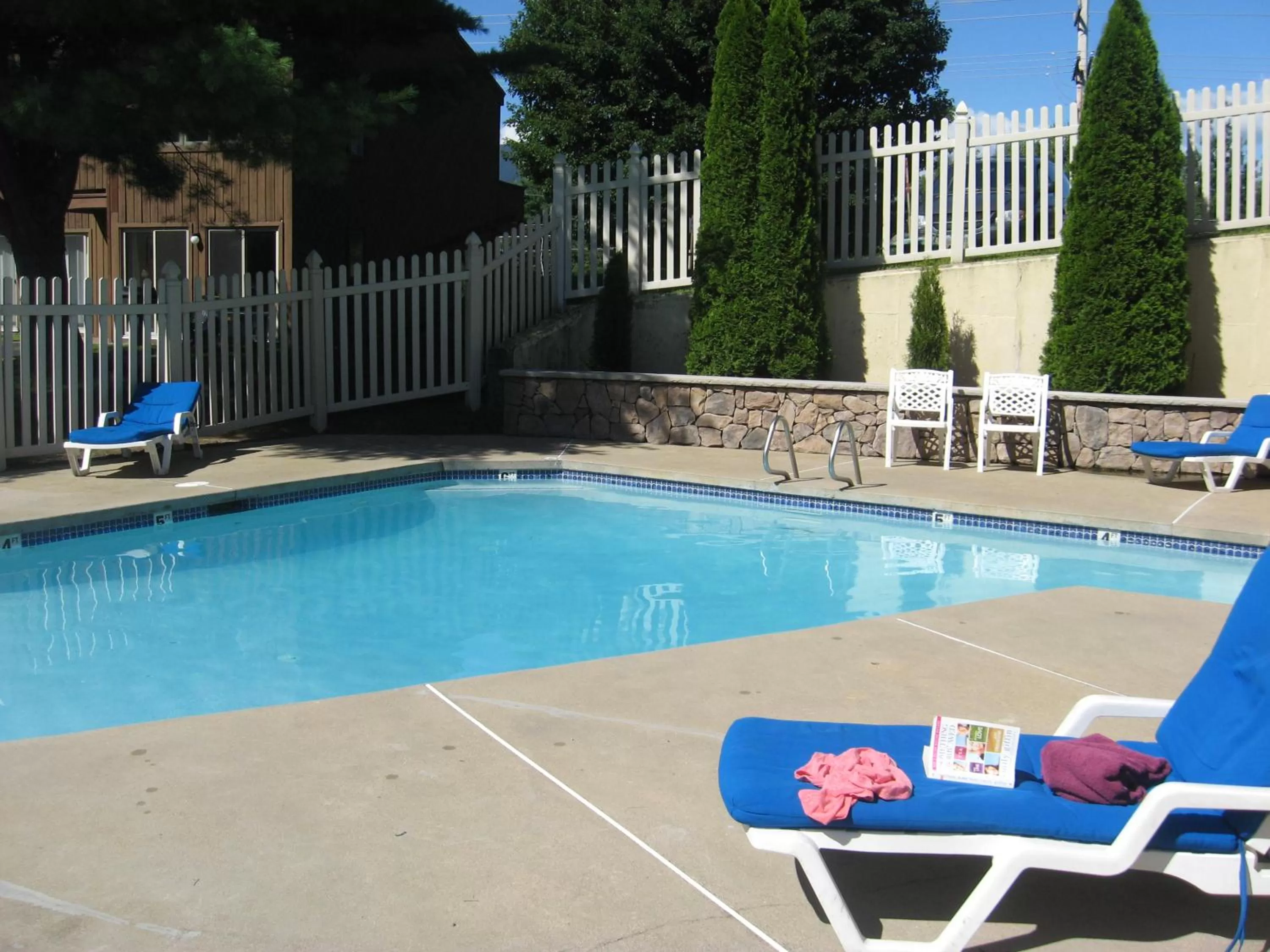 Swimming pool in Cathedral Ledge Resort
