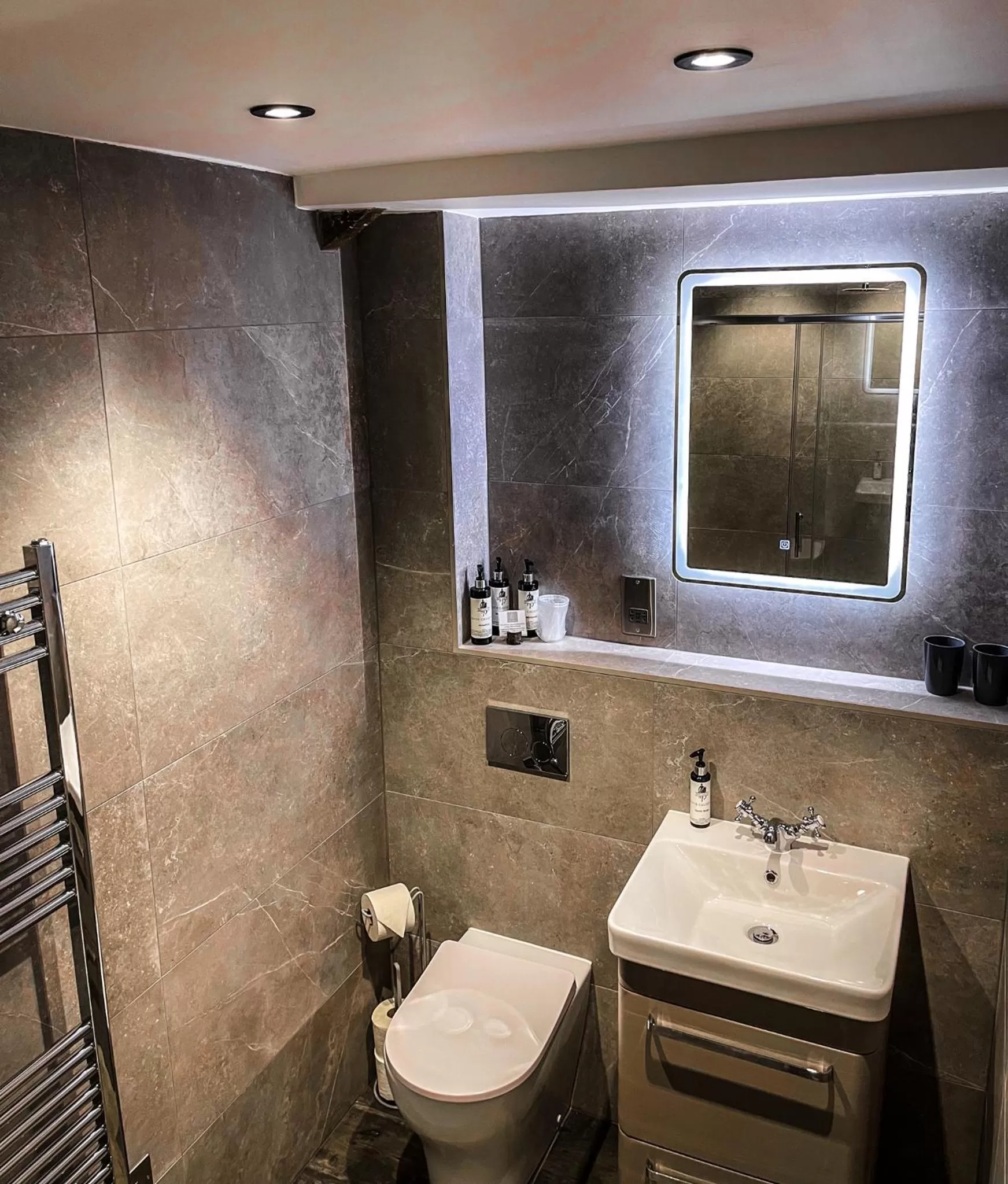 Toilet in South Causey Inn